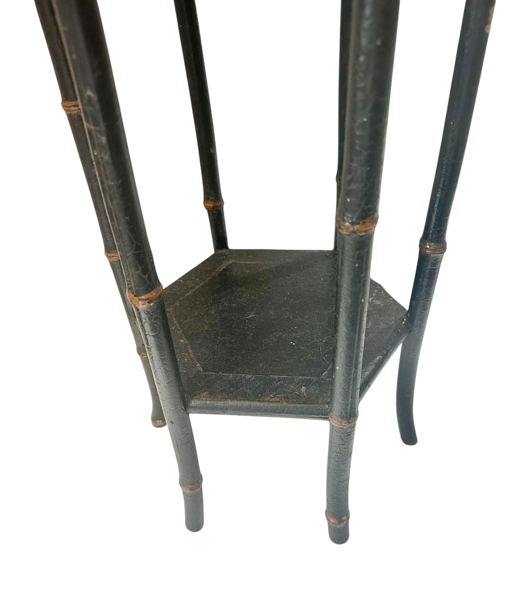 Jardinera inglesa Art Nouveau de bambú con tapa floral tallada en venta 2