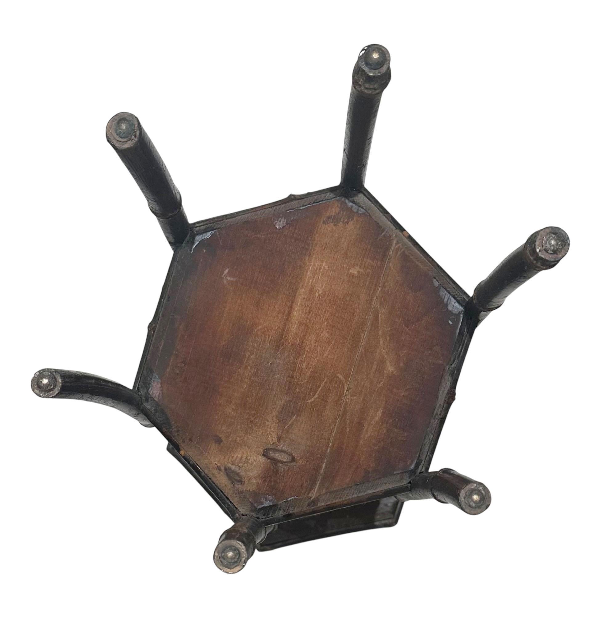 Jardinera inglesa Art Nouveau de bambú con tapa floral tallada en venta 3