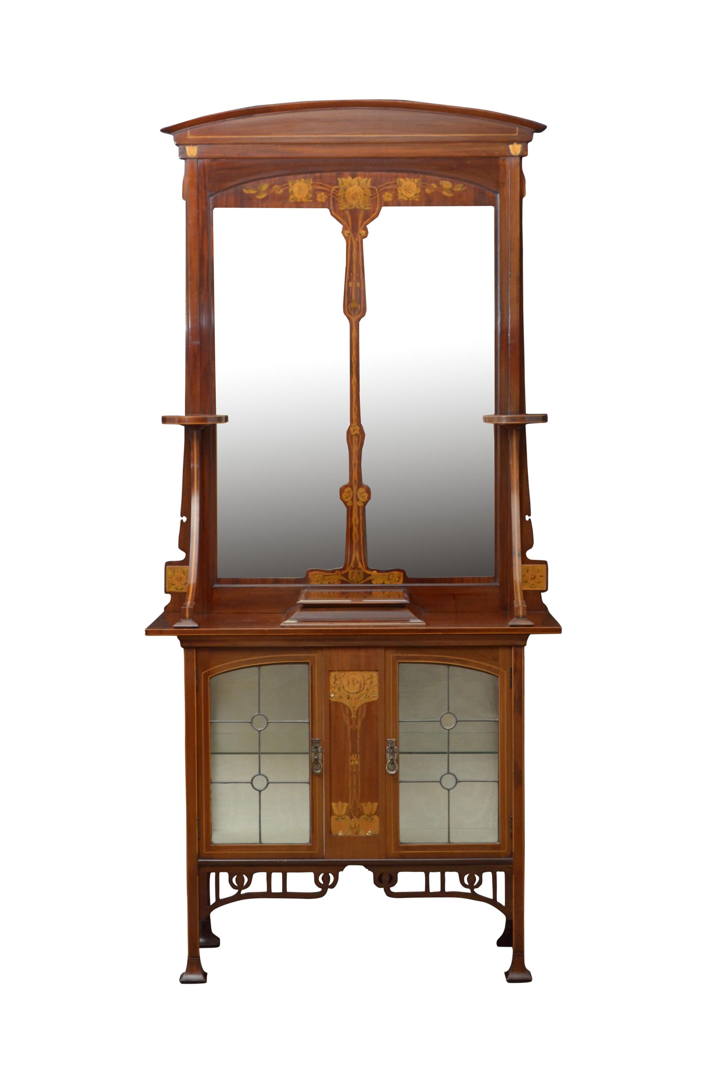 K0450 Rare, inhabituel et très élégant Anglais  Cabinet d'entrée Art Nouveau en acajou et marqueterie, avec une crête arquée au-dessus d'un miroir divisé flanqué d'une paire de plates-formes circulaires sur des supports inclinés vers le bas, la base
