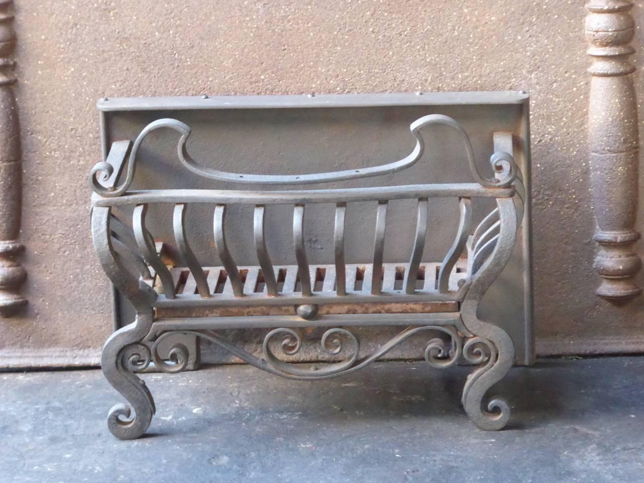 English Art Nouveau fire grate made of cast iron and wrought iron.

The condition is good.