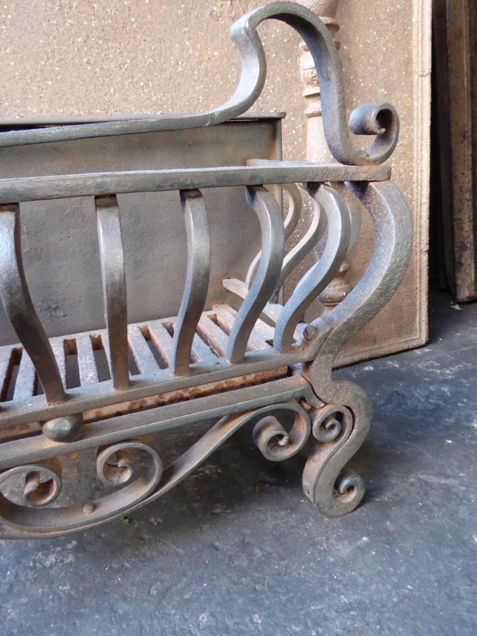 English Art Nouveau Fireplace Grate or Fire Basket In Good Condition For Sale In Amerongen, NL