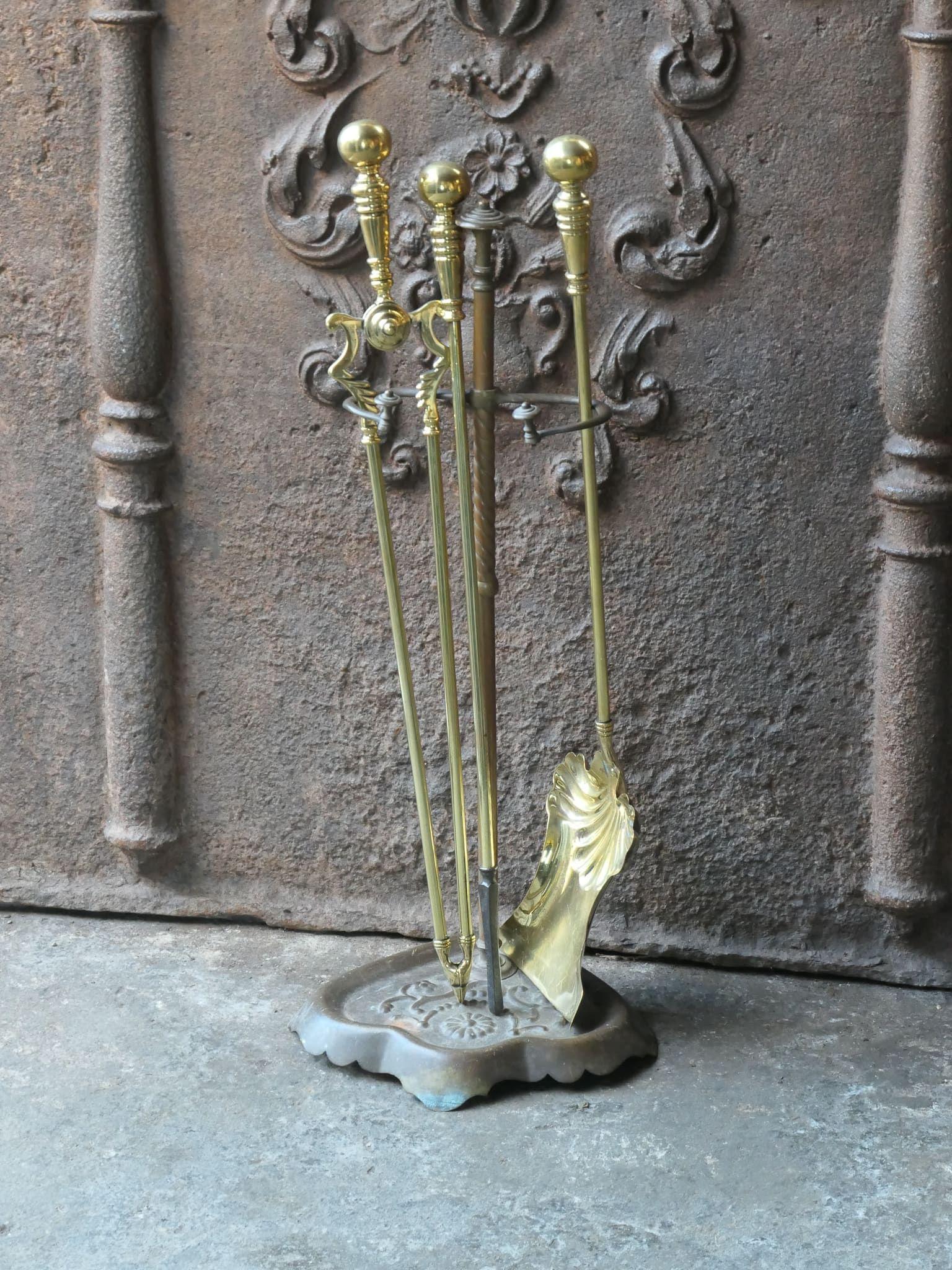 Set di attrezzi per caminetto in stile Art Nouveau dei primi del Novecento, proveniente dal Regno Unito. Il set di strumenti è composto da un supporto e da tre ferri da stiro. Il set di strumenti è realizzato in ottone. È in buone condizioni e