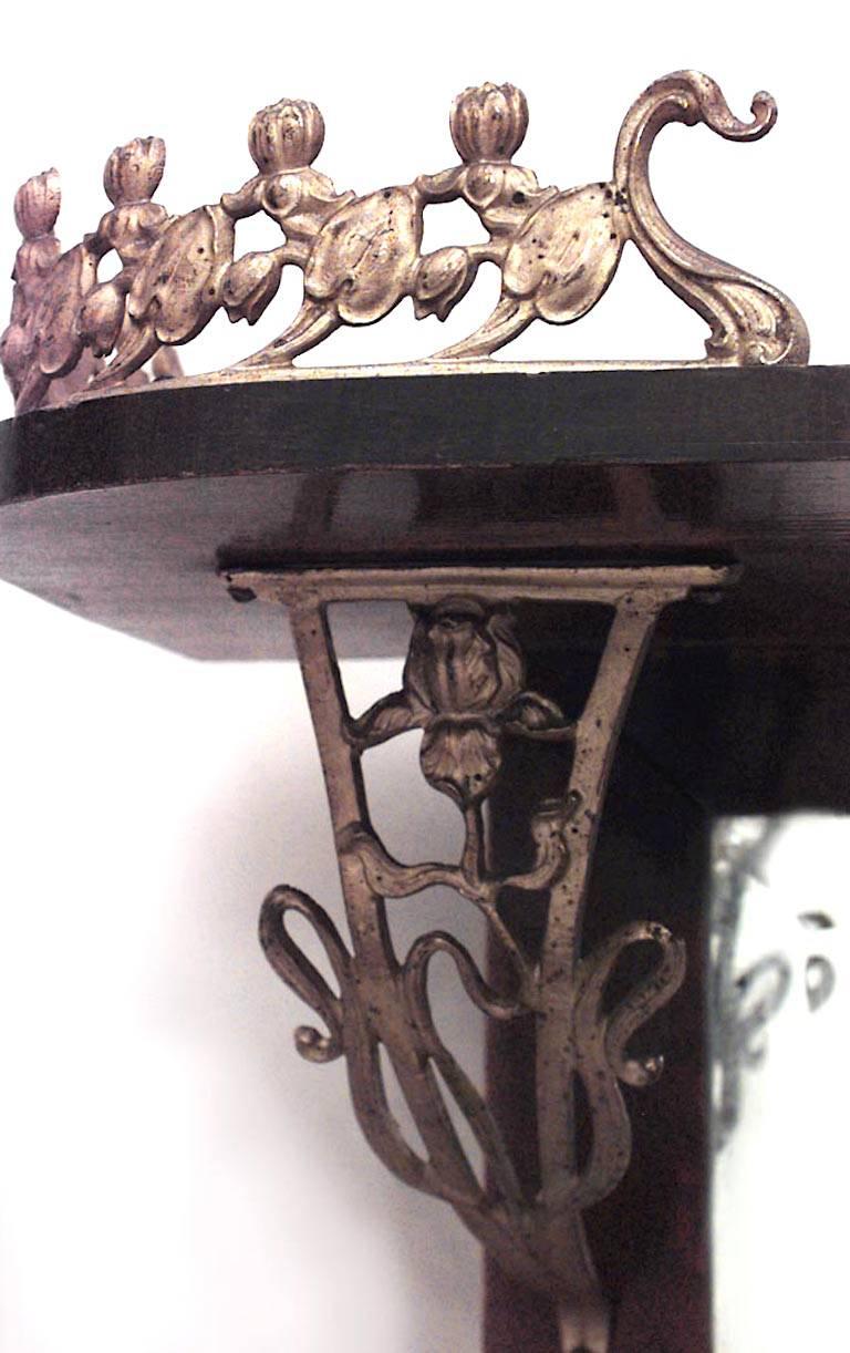 Englisches Jugendstil-Wandregal aus Mahagoni und Bronze mit horizontalem, abgeschrägtem Glasspiegel.
