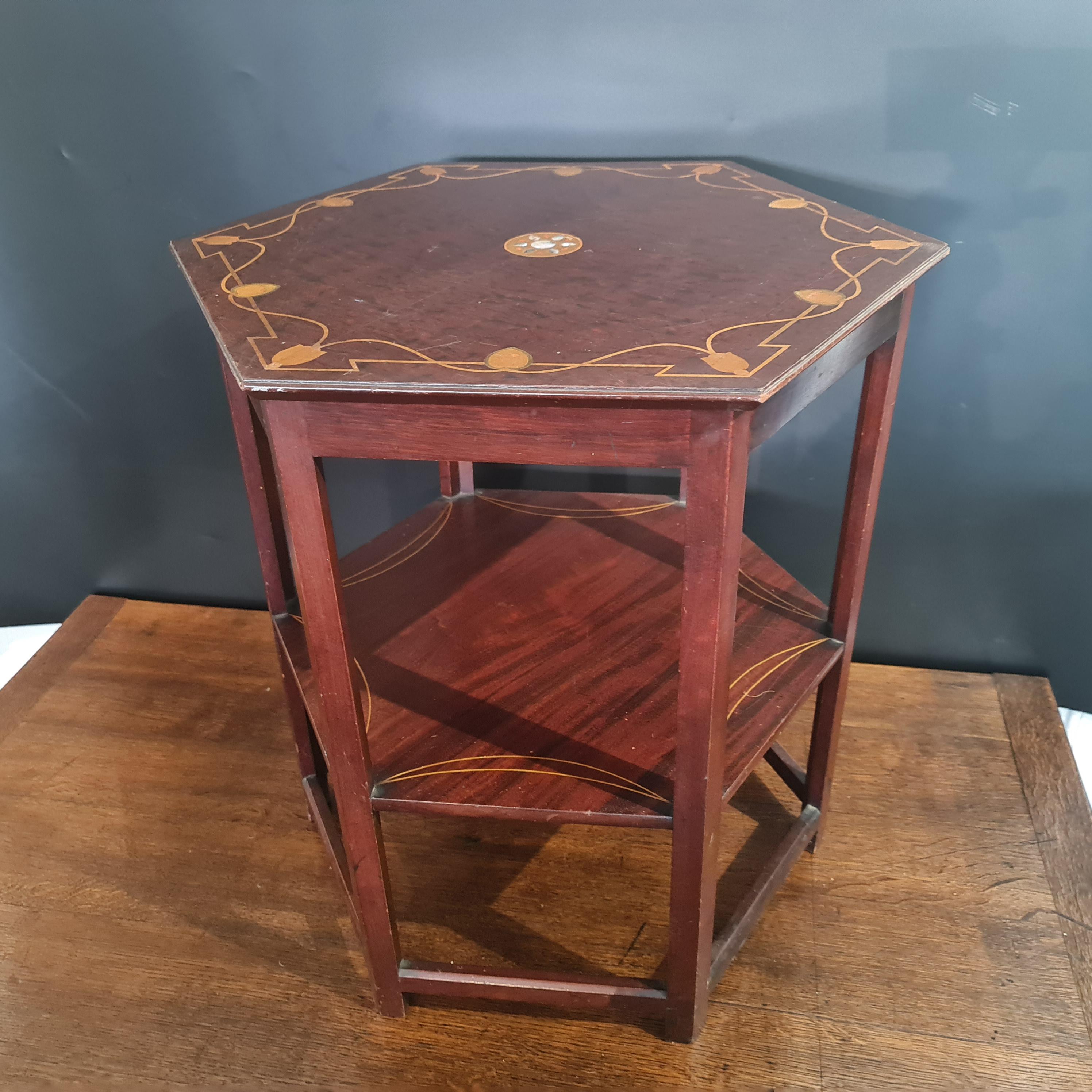 Original mesa hexagonal inglesa Art Nouveay de caoba con incrustaciones atribuida a los ebanistas de Barnstaple Shapland & Petter circa 1900