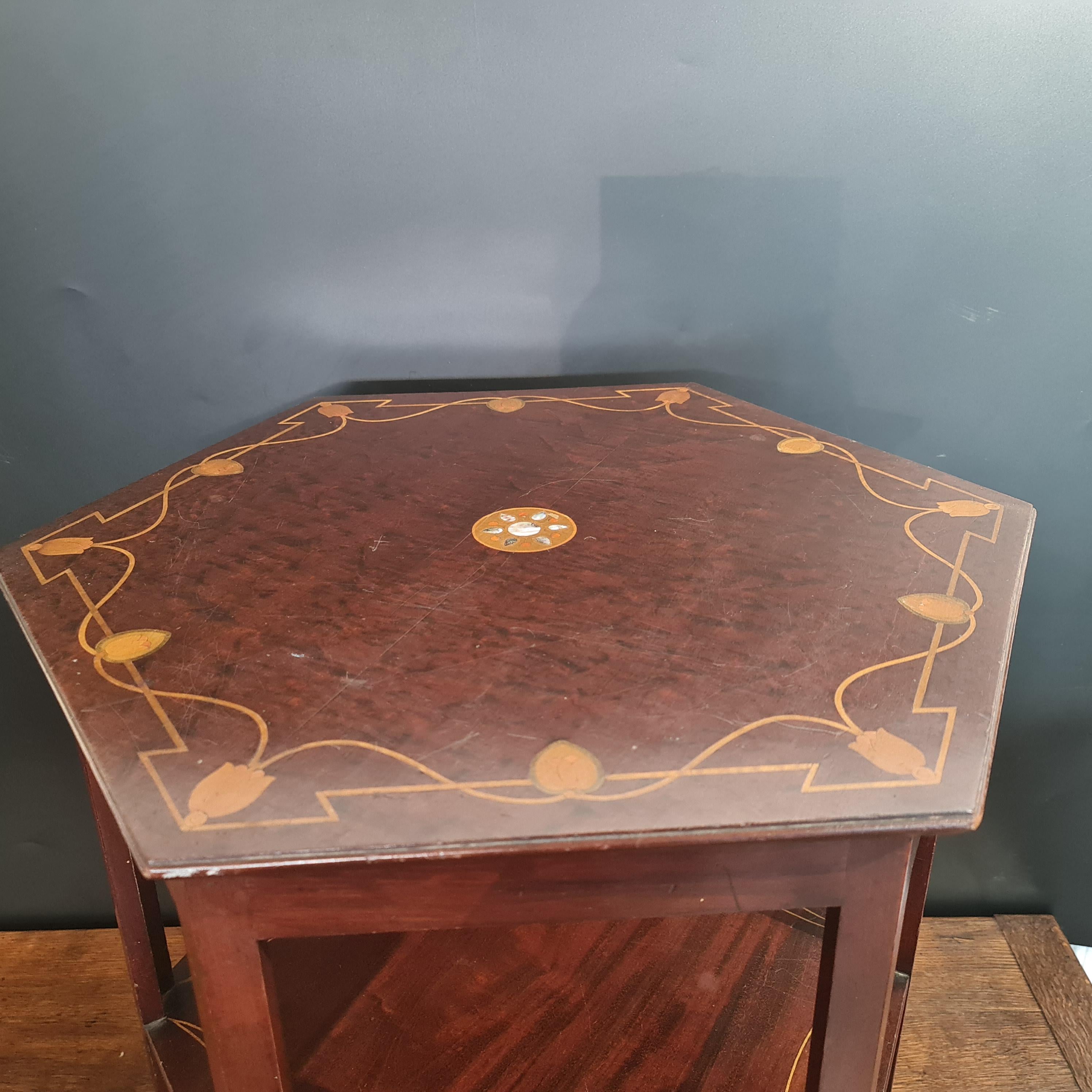 Mesa hexagonal inglesa Art Nouveau de caoba con incrustaciones Shapland & Petter Británico en venta