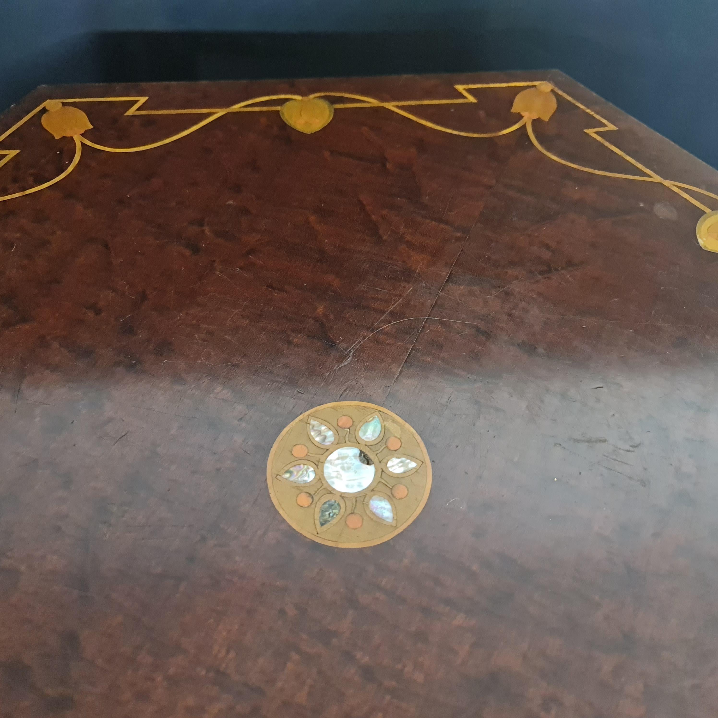 Mesa hexagonal inglesa Art Nouveau de caoba con incrustaciones Shapland & Petter Hecho a mano en venta