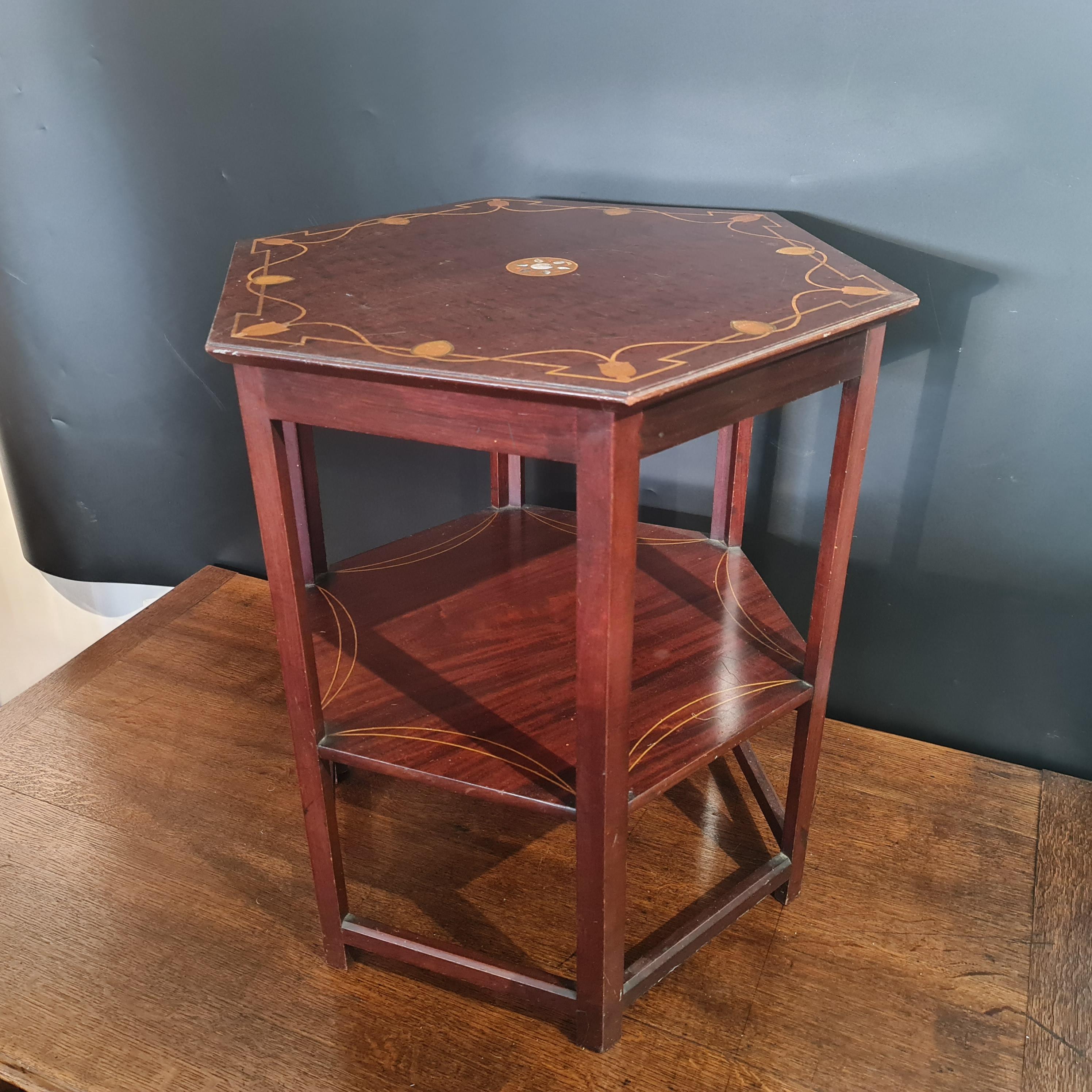 Mesa hexagonal inglesa Art Nouveau de caoba con incrustaciones Shapland & Petter siglo XX en venta