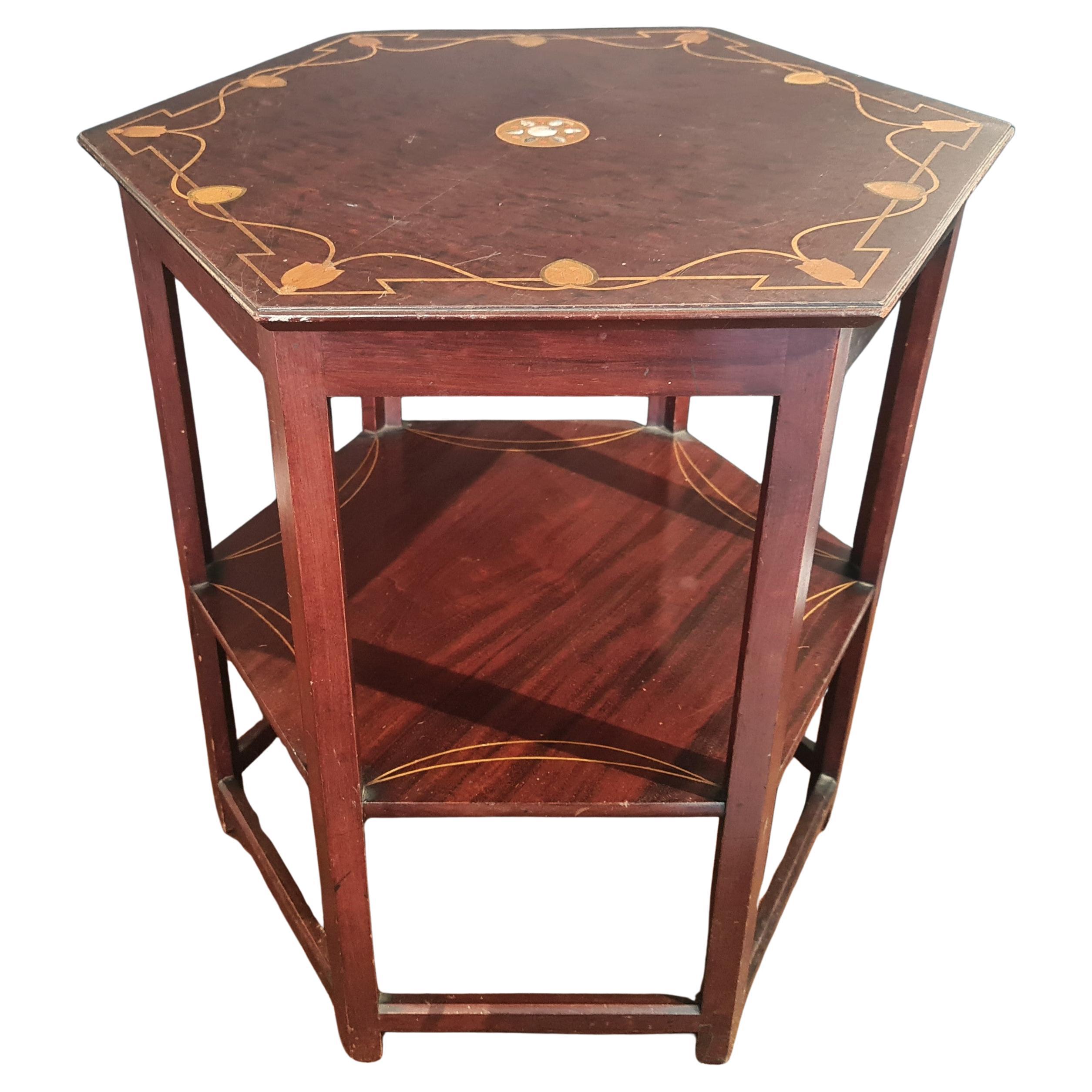 Mesa hexagonal inglesa Art Nouveau de caoba con incrustaciones Shapland & Petter