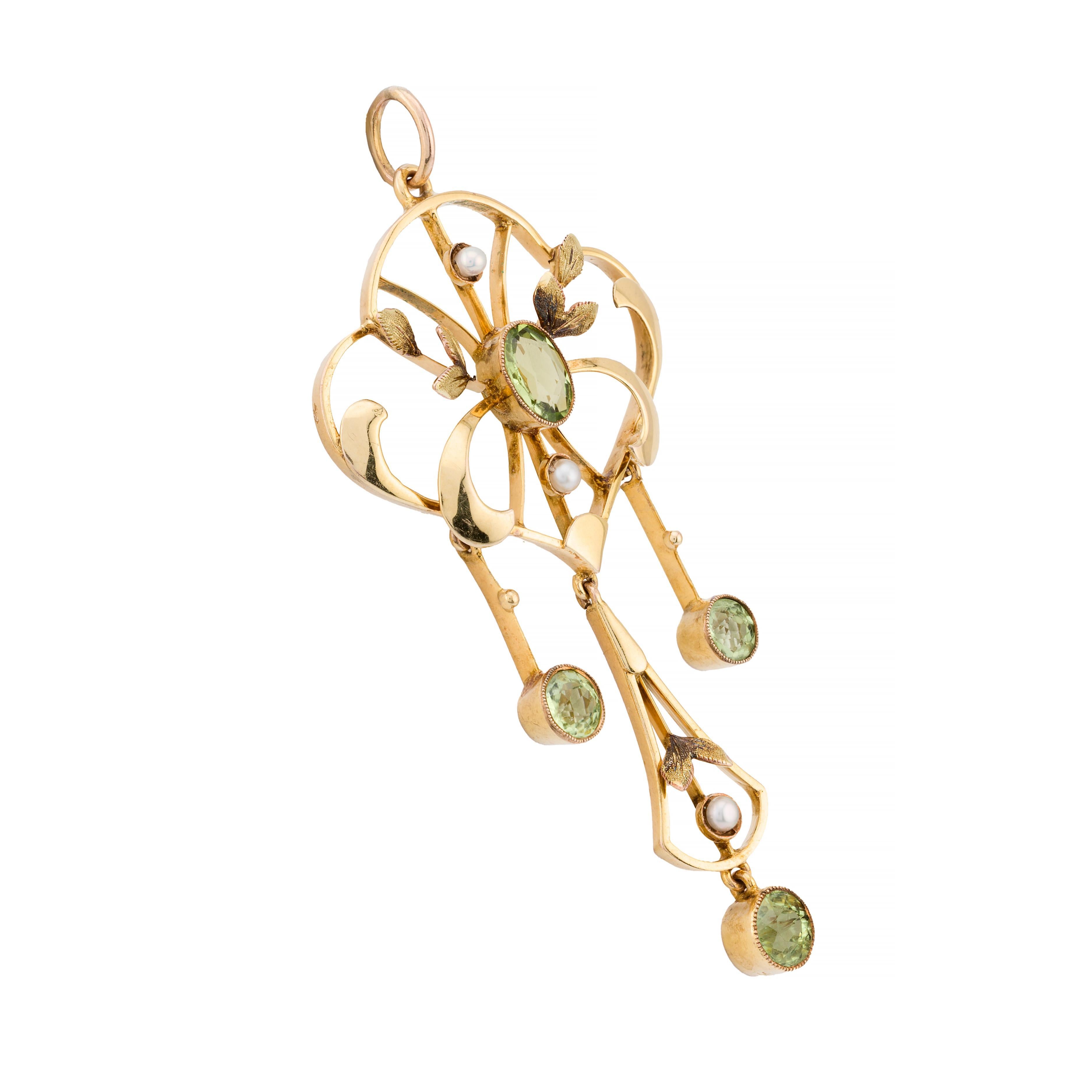 Aston Estate Jewelry présente

Un élégant collier pendentif en or jaune 15k. Les quatre péridots de taille ancienne pèsent 2,00 carats au total. Les péridots sont d'un vert éclatant et sont sertis dans un motif filigrané complexe de style Art