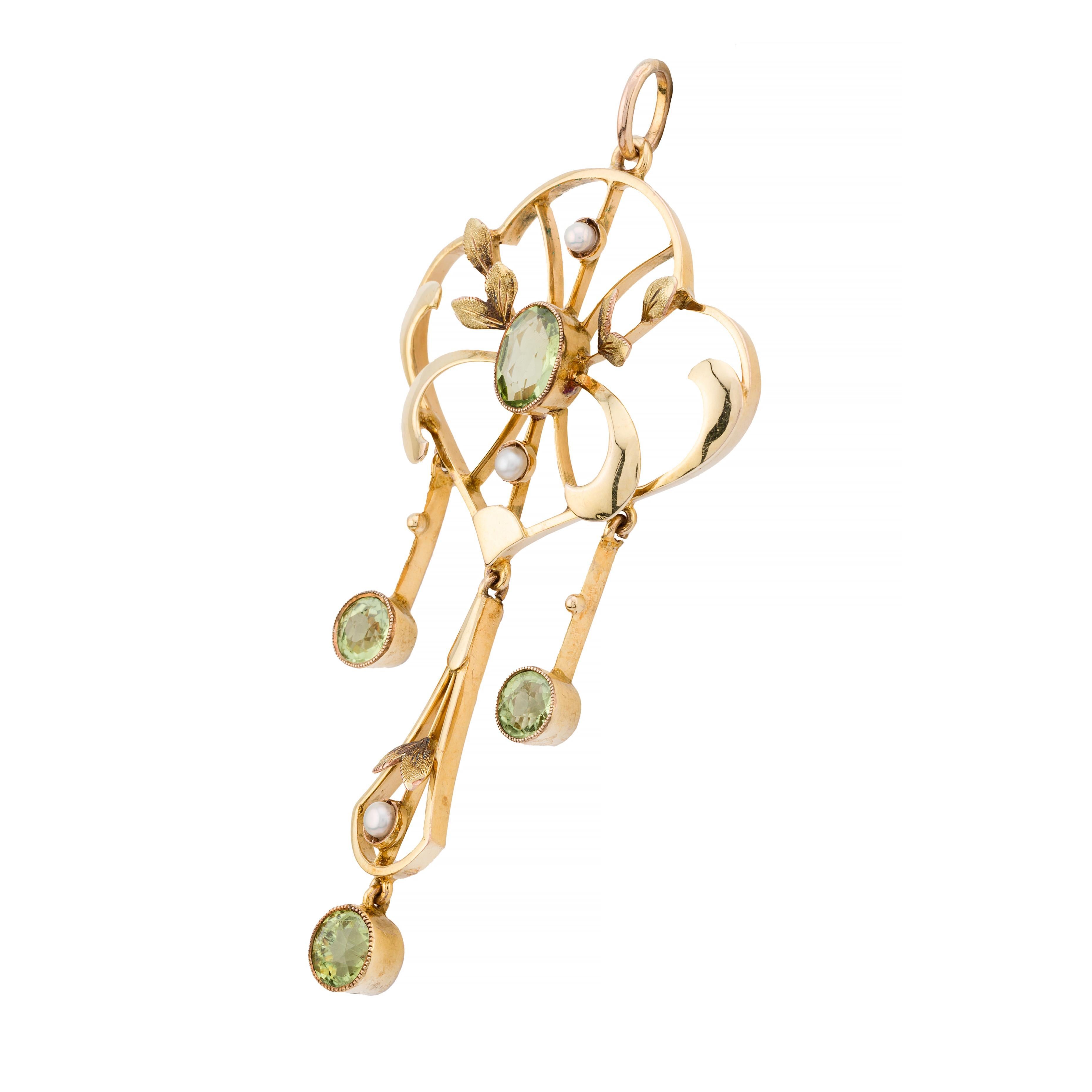 Taille vieille Europe Pendentif Art nouveau anglais en or jaune avec péridots et perles en vente