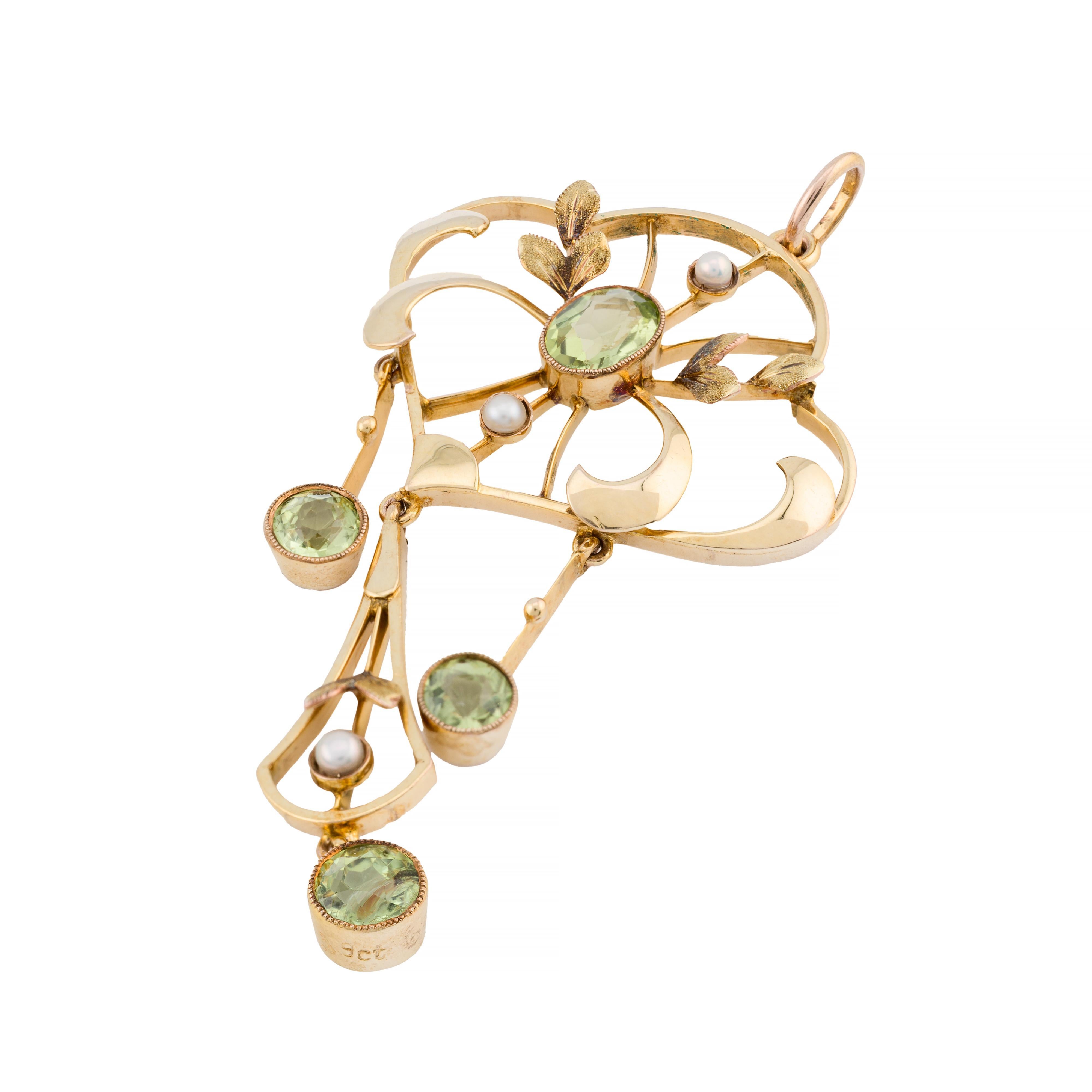 Pendentif Art nouveau anglais en or jaune avec péridots et perles Excellent état - En vente à Boston, MA