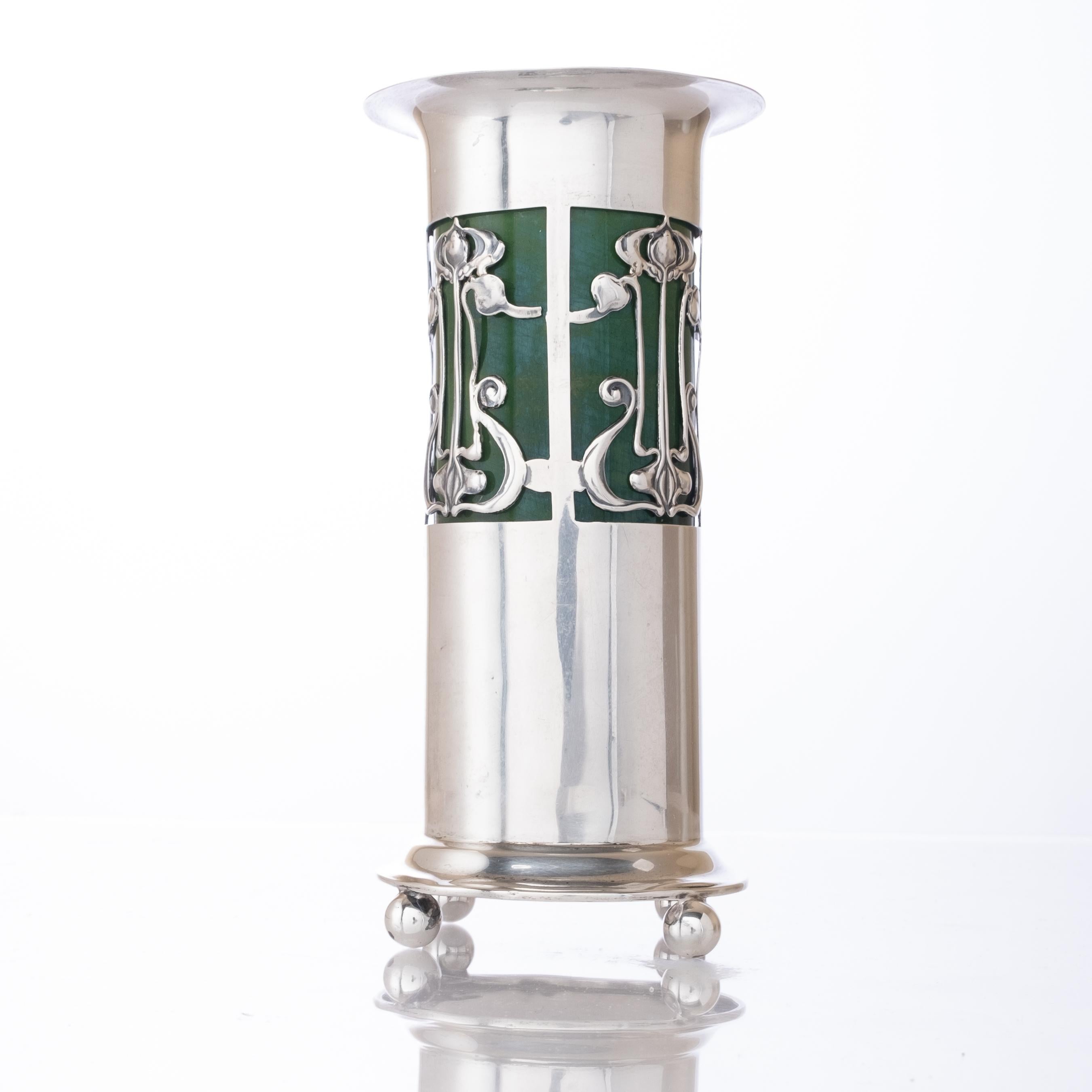 English Art Nouveau-Period, Roberts & Belk Sterling Silver Vase with Liner In Fair Condition In Hudson, NY