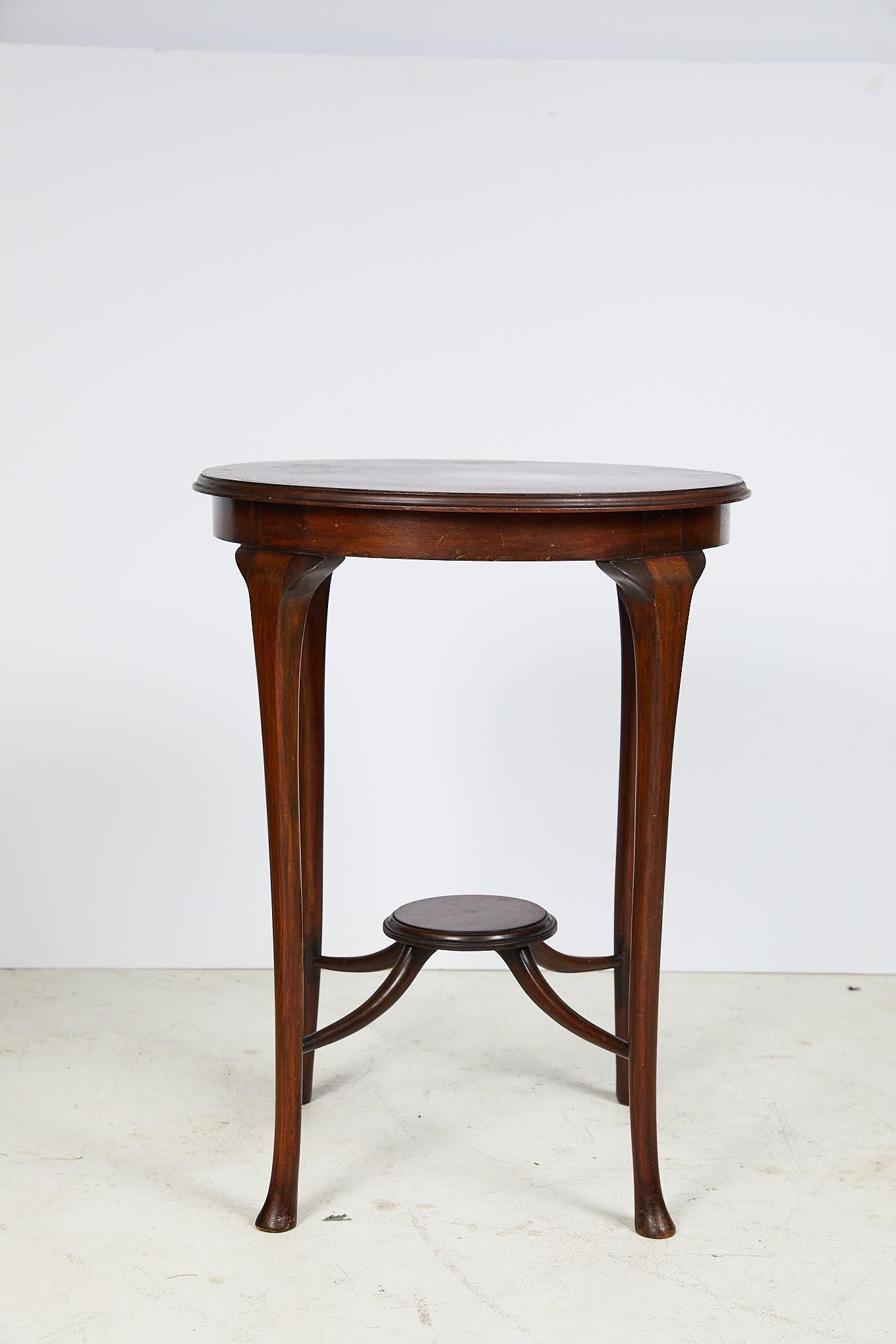 English Art Nouveau Round Tea Table of Mahogany In Good Condition In Atlanta, GA