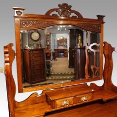 Englischer Jugendstil-Waschtisch aus Nussbaum