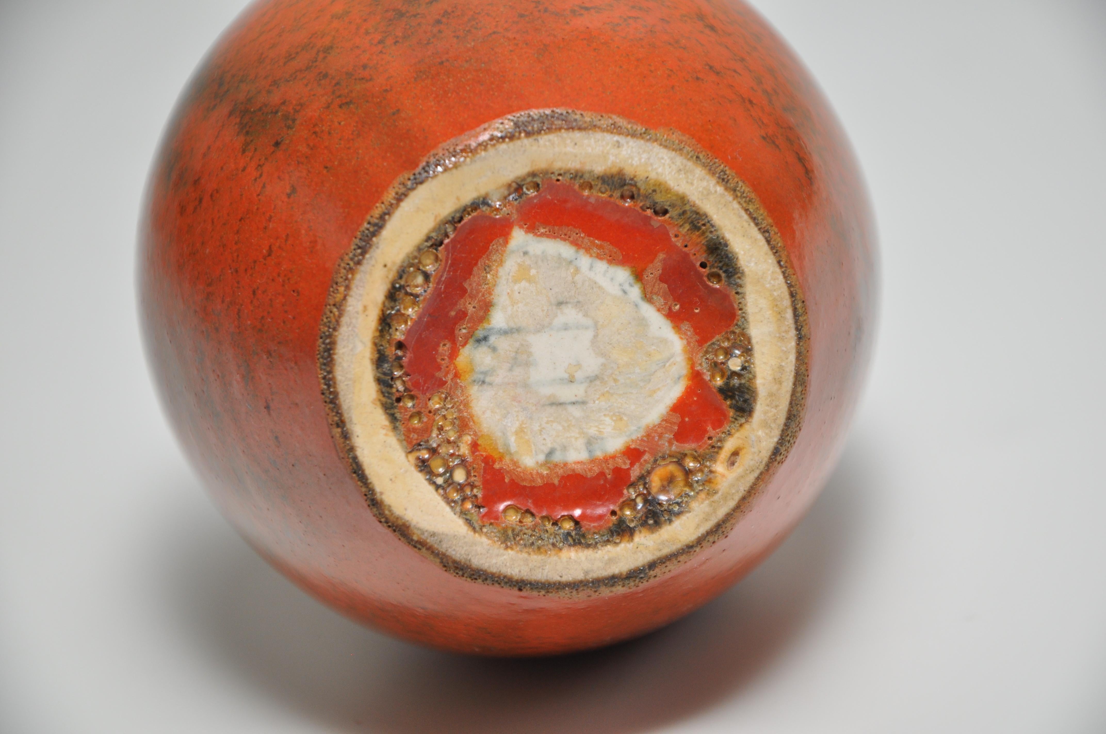 Poterie d'art anglaise vase orange céramique de style chinois     

Un très joli petit vase en poterie d'art anglaise d'inspiration chinoise, recouvert d'une glaçure colorée d'un effet riche et vibrant en orange avec des mouchetures de brun et de