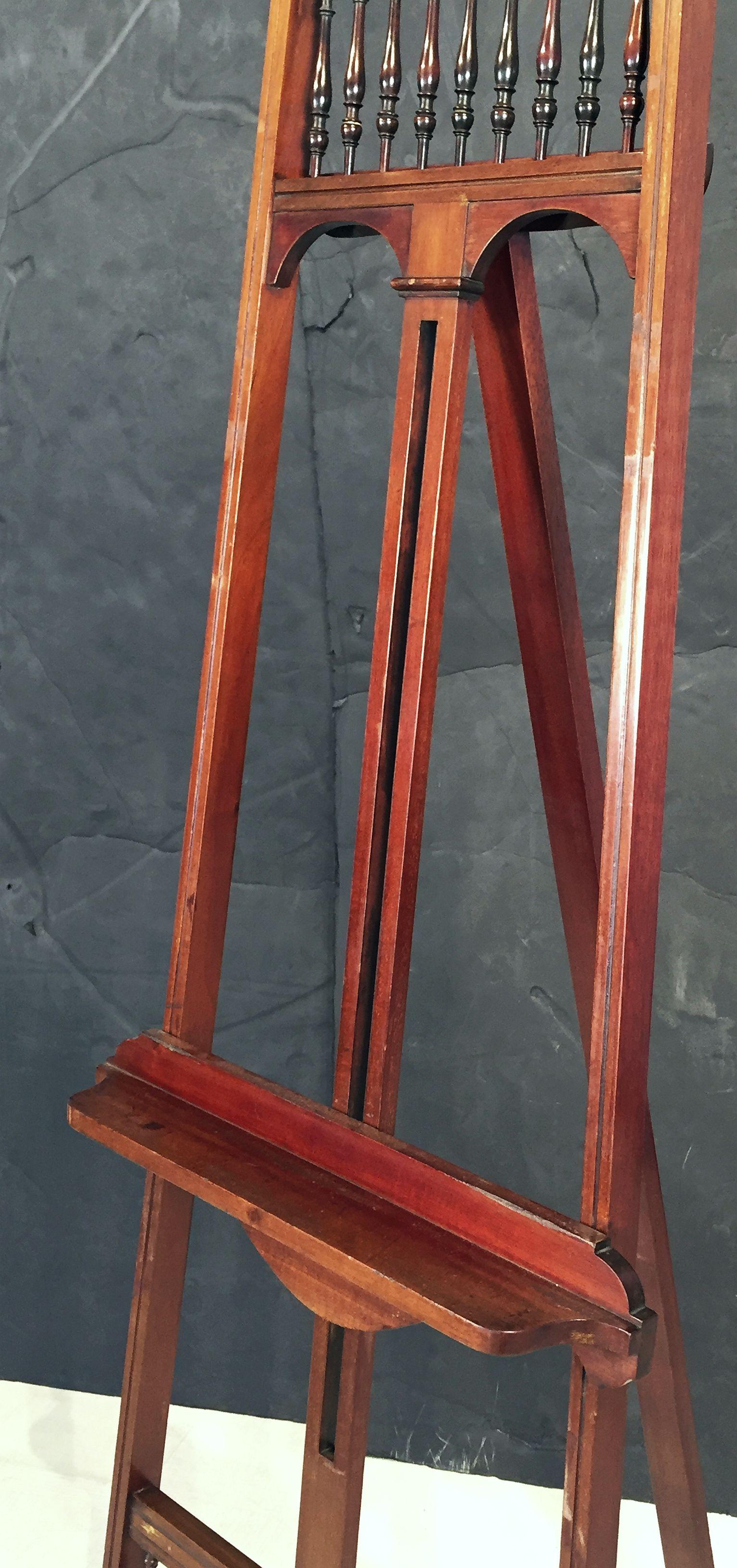 English Artist's Gallery Display or Studio Easel of Turned Mahogany For Sale 5