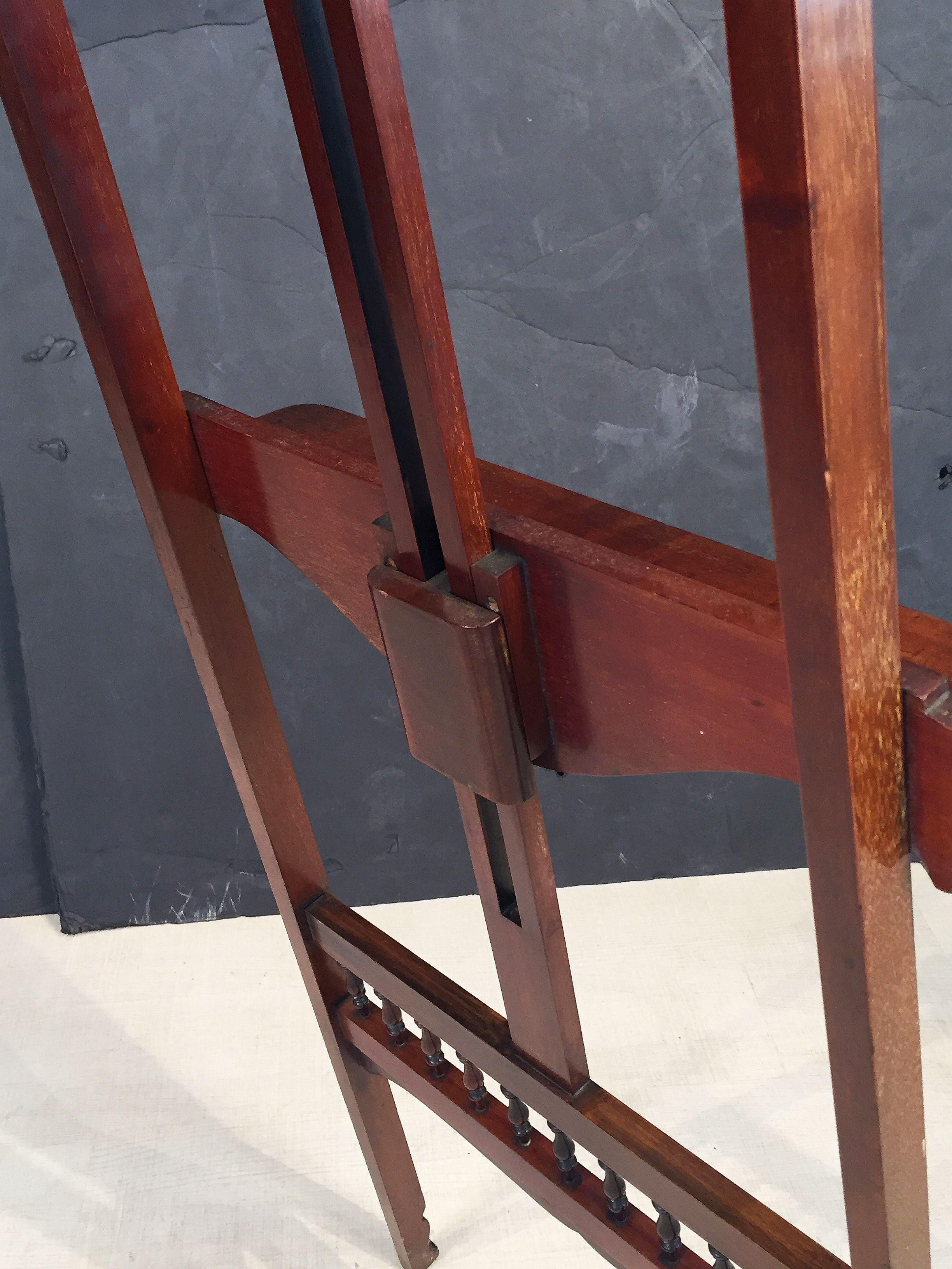 English Artist's Gallery Display or Studio Easel of Turned Mahogany For Sale 9
