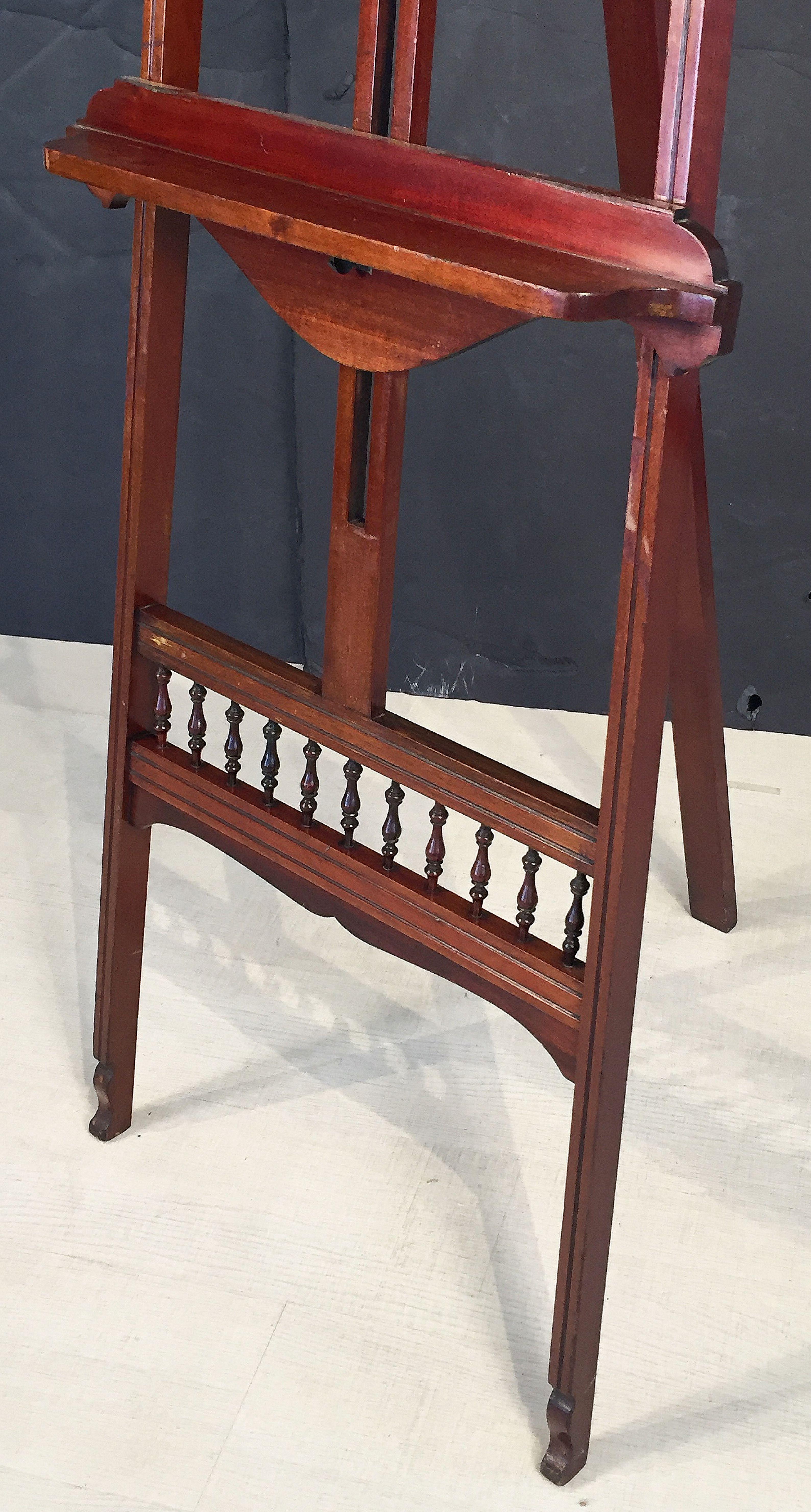 English Artist's Gallery Display or Studio Easel of Turned Mahogany For Sale 10
