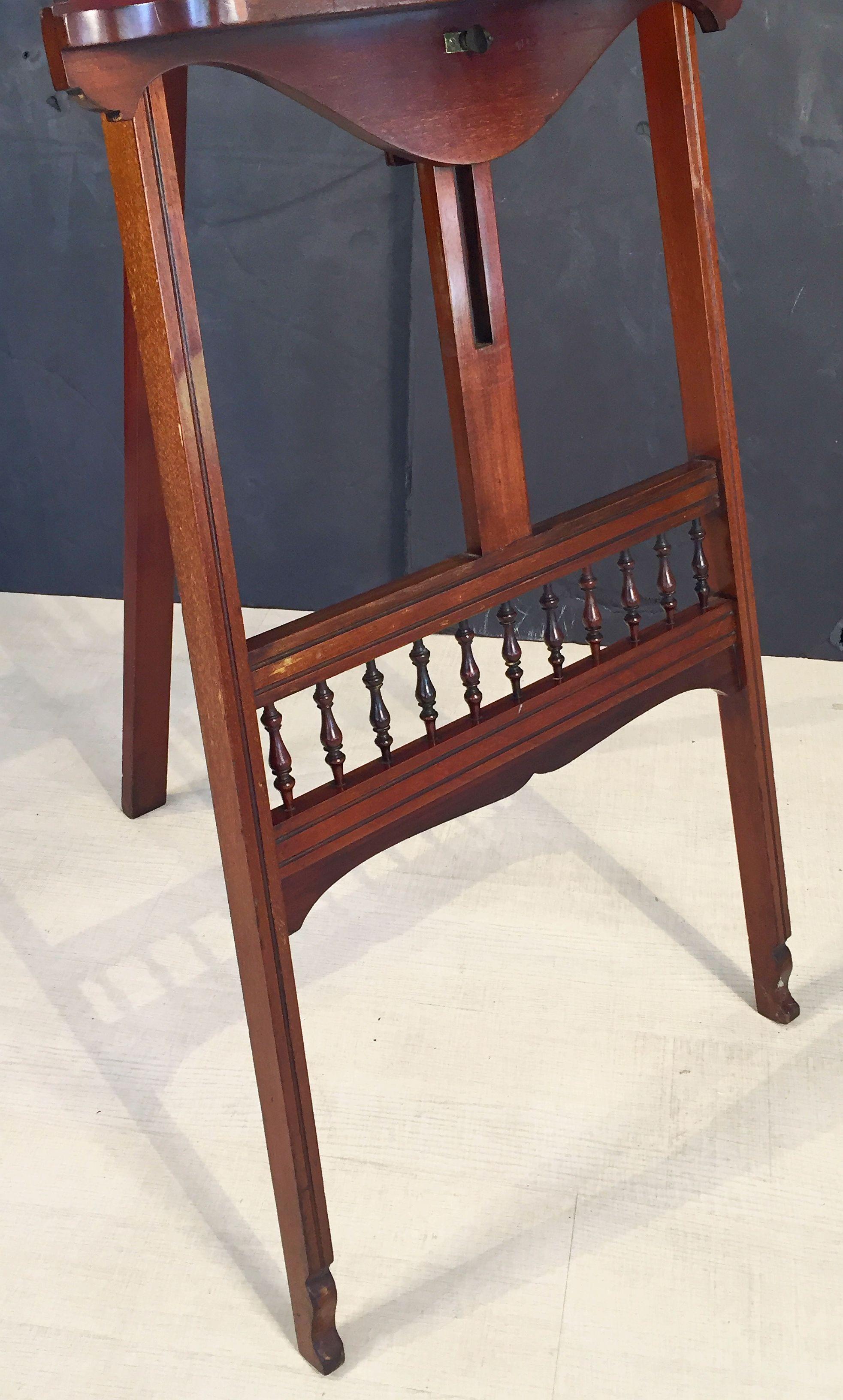 English Artist's Gallery Display or Studio Easel of Turned Mahogany For Sale 12