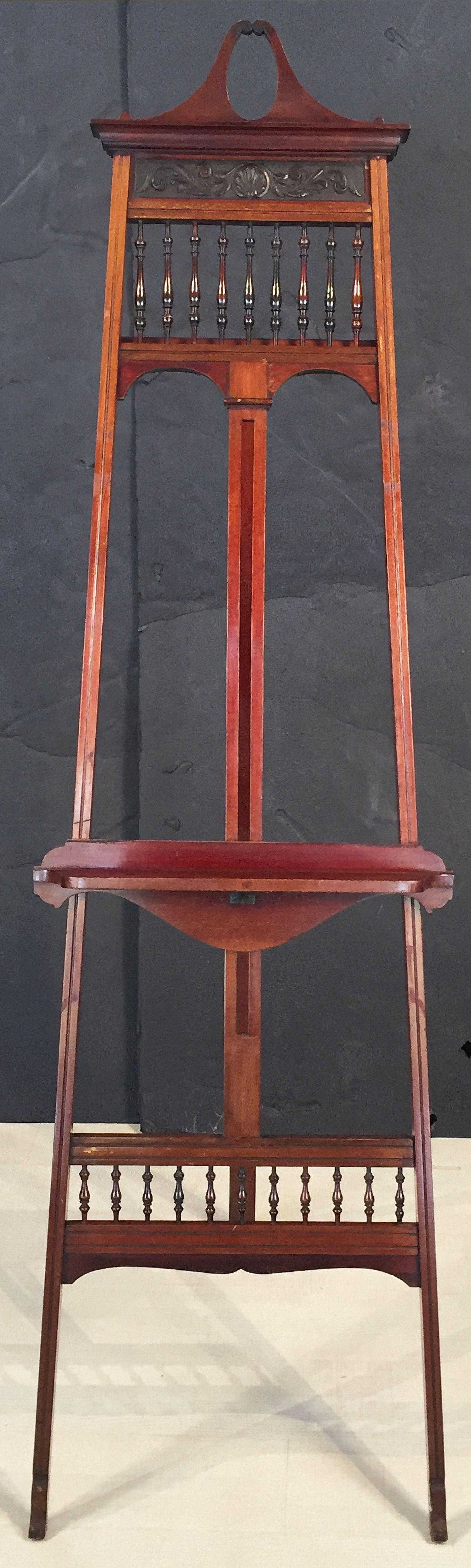 Eine hübsche englische Galerie- oder Atelierstaffelei aus dem 19. Jahrhundert mit einem Schiebemechanismus aus Messing und Mahagoni, um die Höhe des Tabletts zu verstellen, mit gedrechselten Mahagonispindeln an Ober- und Unterseite.

Die Abmessungen