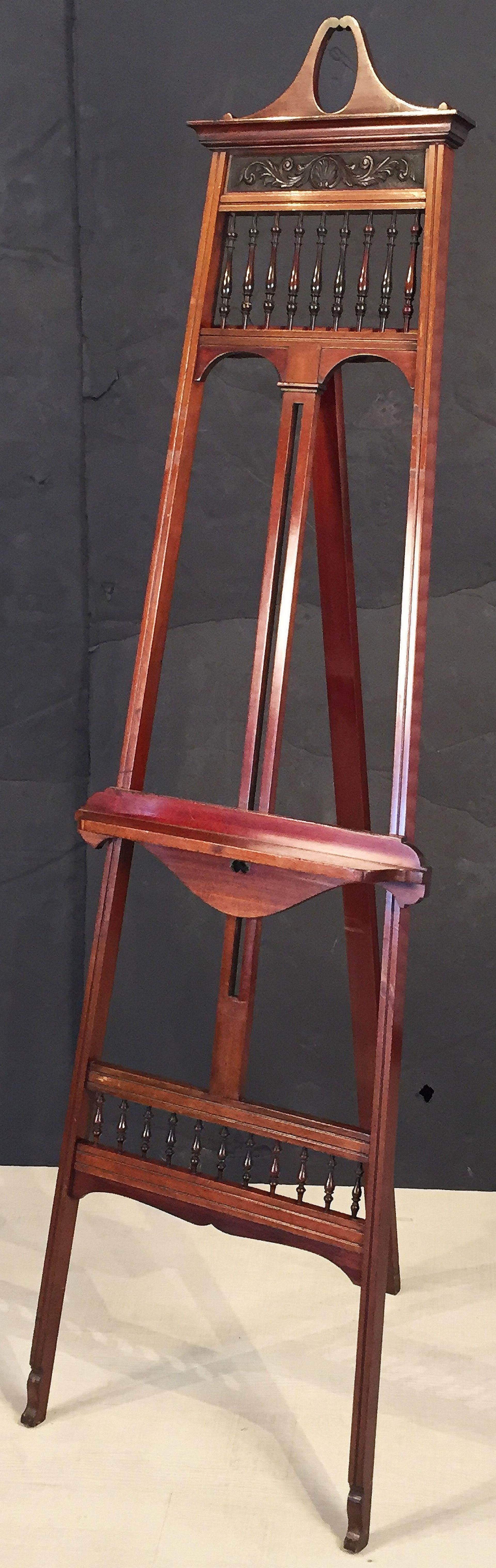 English Artist's Gallery Display or Studio Easel of Turned Mahogany In Good Condition For Sale In Austin, TX