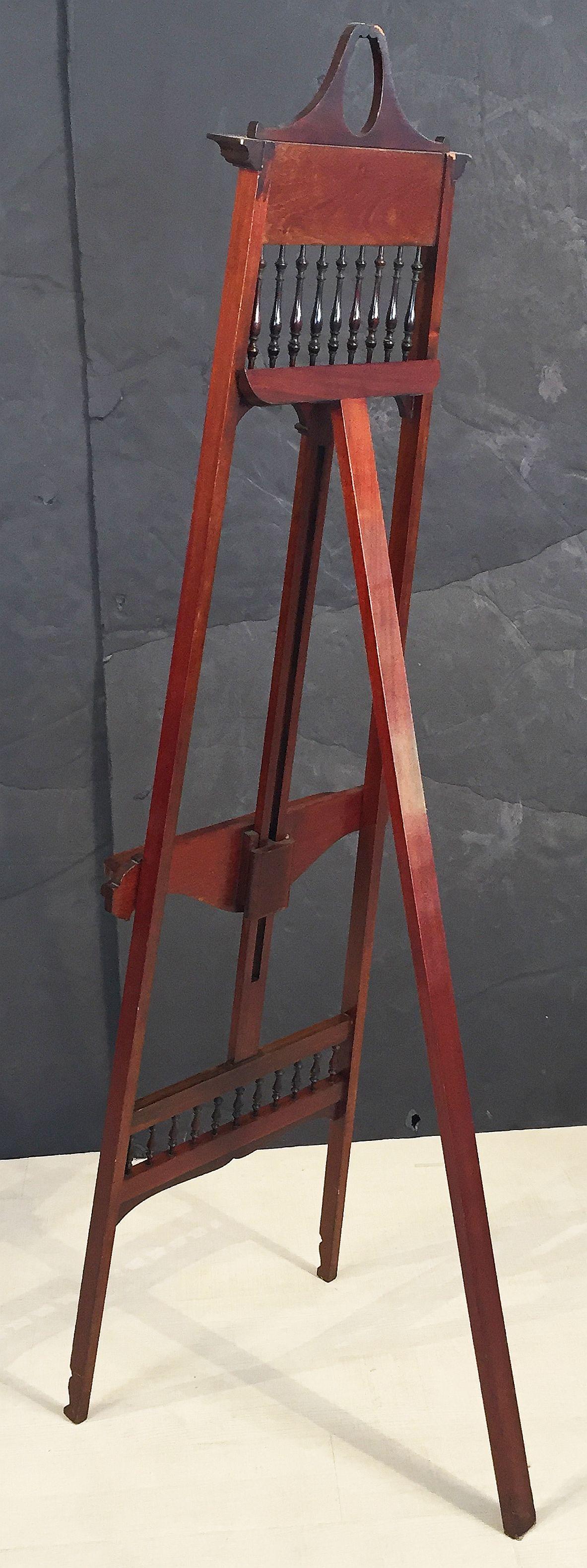 English Artist's Gallery Display or Studio Easel of Turned Mahogany For Sale 1