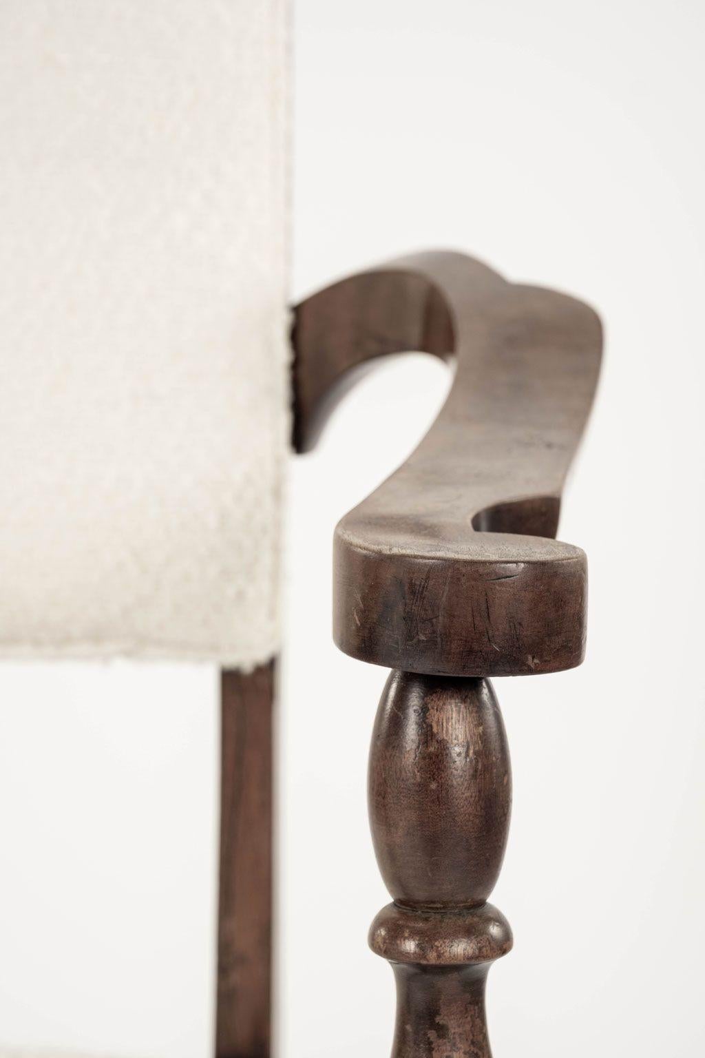 Englischer Arts and Craft Sessel aus braunem Nussbaumholz, zugeschrieben JS Henry im Angebot 5