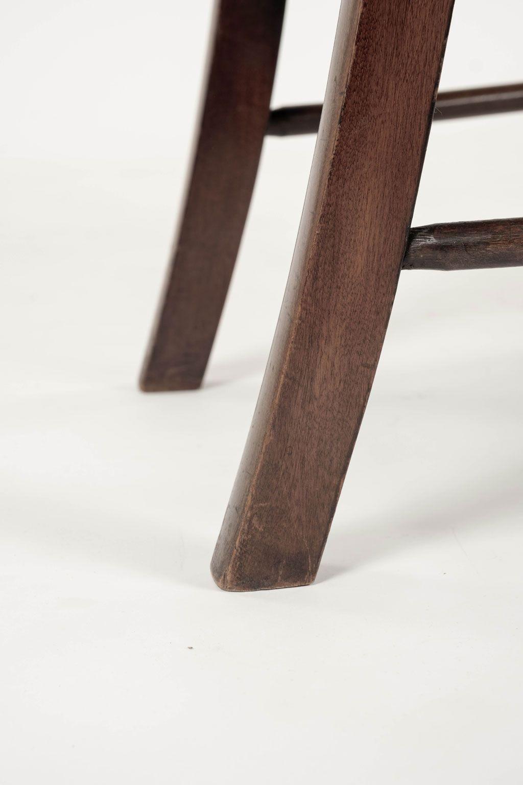Englischer Arts and Craft Sessel aus braunem Nussbaumholz, zugeschrieben JS Henry (Arts and Crafts) im Angebot