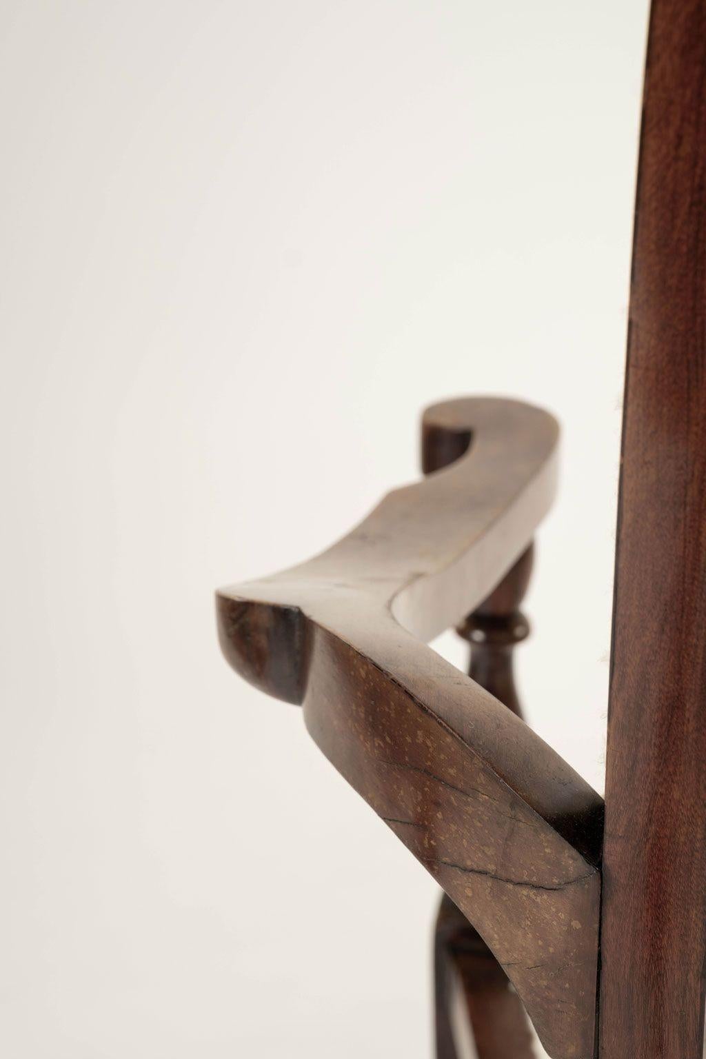 Englischer Arts and Craft Sessel aus braunem Nussbaumholz, zugeschrieben JS Henry (20. Jahrhundert) im Angebot