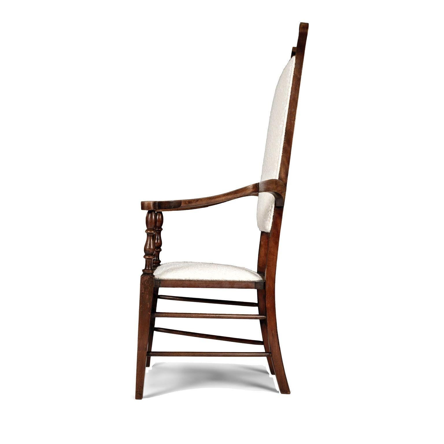 Englischer Arts and Craft Sessel aus braunem Nussbaumholz, zugeschrieben JS Henry im Angebot 1
