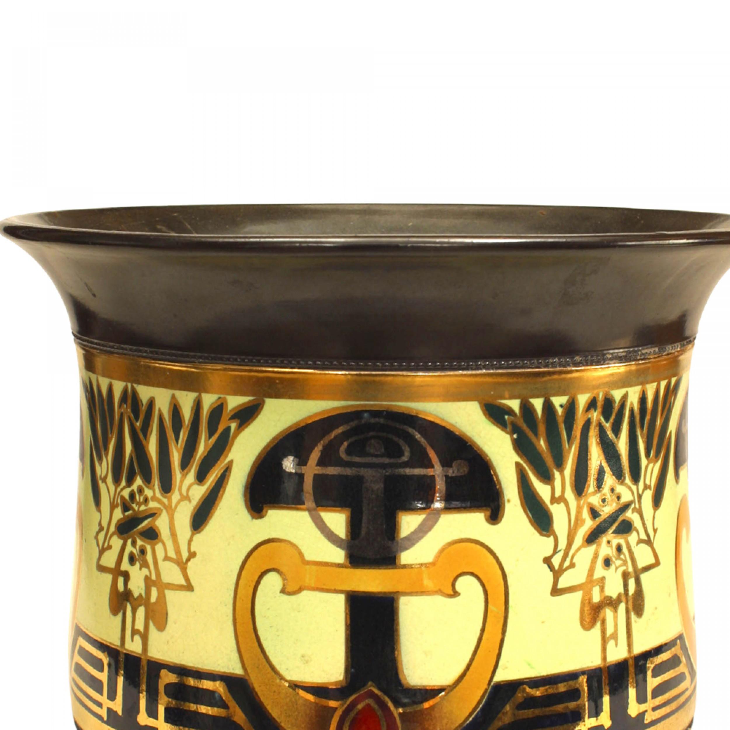 Fait main Pot en céramique doré de style Arts and Crafts anglais en vente