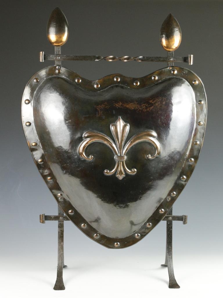 Pare-étincelles anglais Arts and Crafts en cuivre martelé

Ce magnifique pare-feu, datant du XIXe siècle, est un excellent exemple du mouvement Arts and Crafts anglais. Le bouclier en cuivre martelé est orné d'une fleur de lys et de clous décoratifs