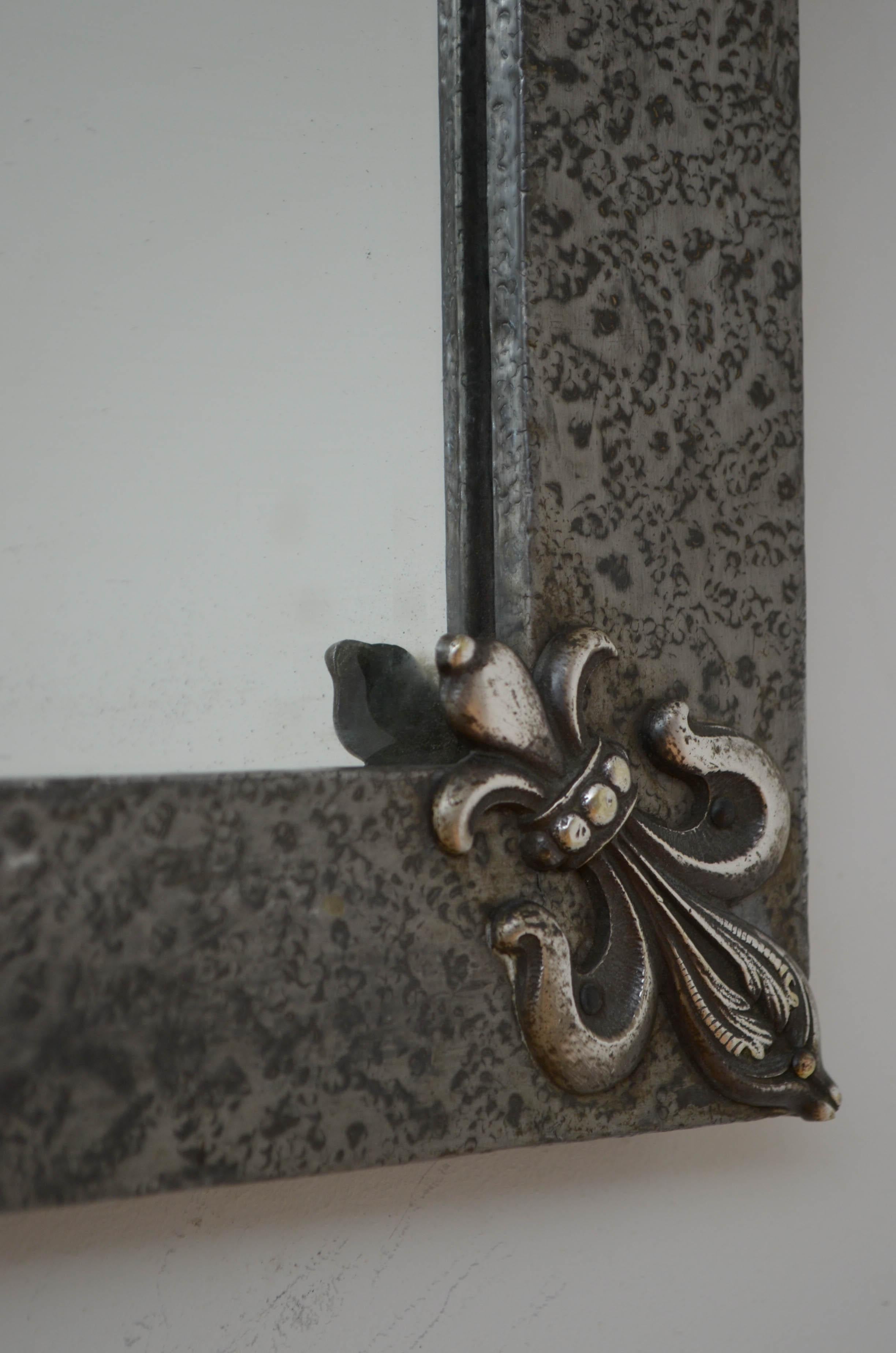 Englischer gehämmerter Wandspiegel aus der Zeit des Arts and Crafts um 1920 im Angebot 3