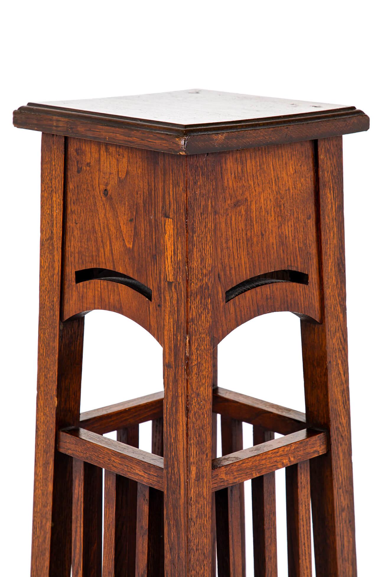 Englischer Arts and Craft Jardiniere Stand, Liberty and Co. London zugeschrieben (20. Jahrhundert) im Angebot