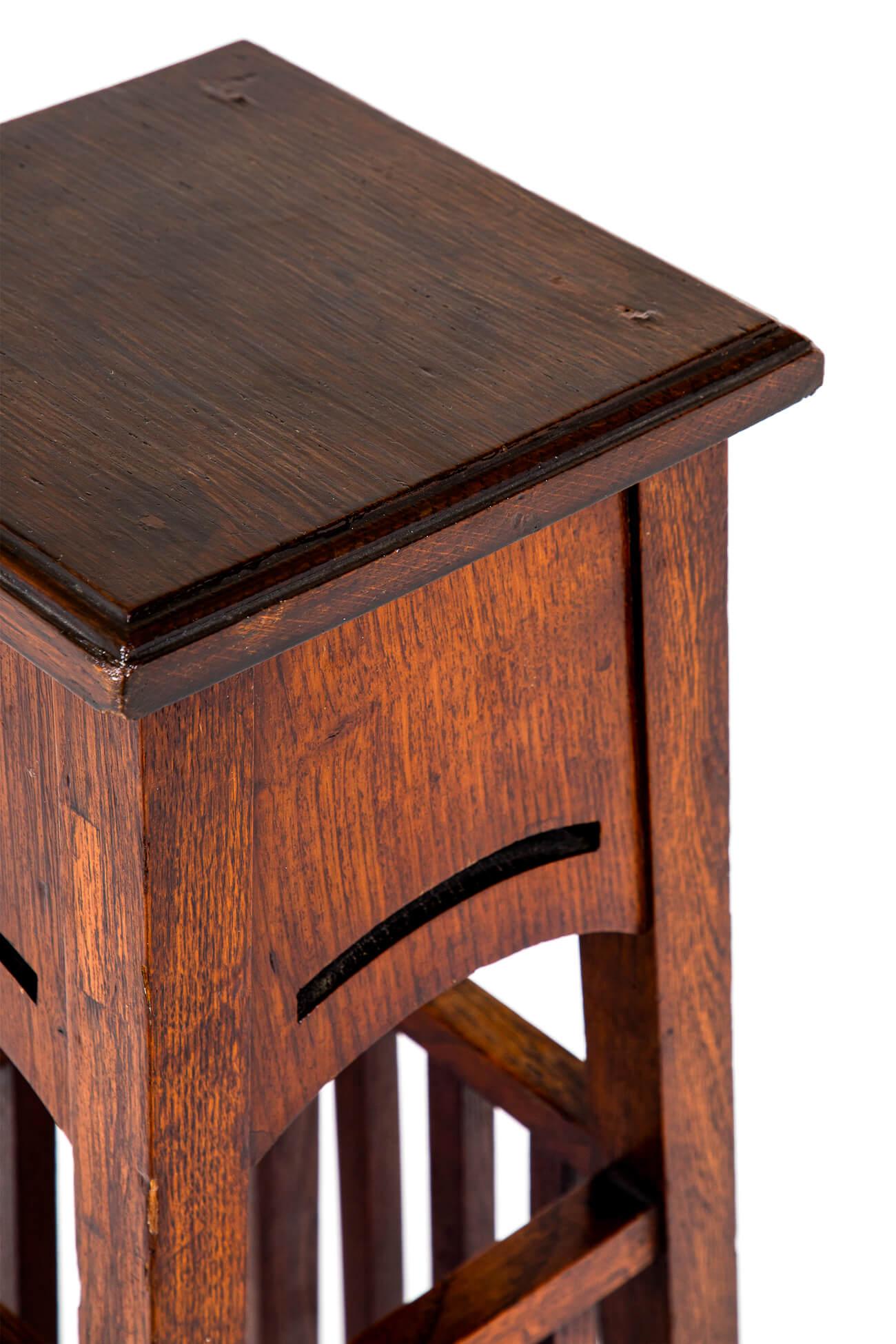 Englischer Arts and Craft Jardiniere Stand, Liberty and Co. London zugeschrieben (Eichenholz) im Angebot