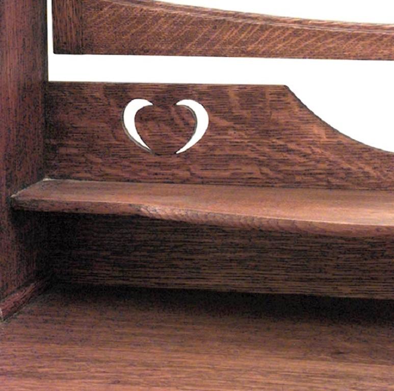 Englische Kommode aus Eichenholz mit 3 Schubladen, runden schmiedeeisernen Griffen und einem Oberteil mit abgeschrägtem Spiegel, 2 Einlegeböden über kleinen Schubladen und ausgeschnittenem Design.
    