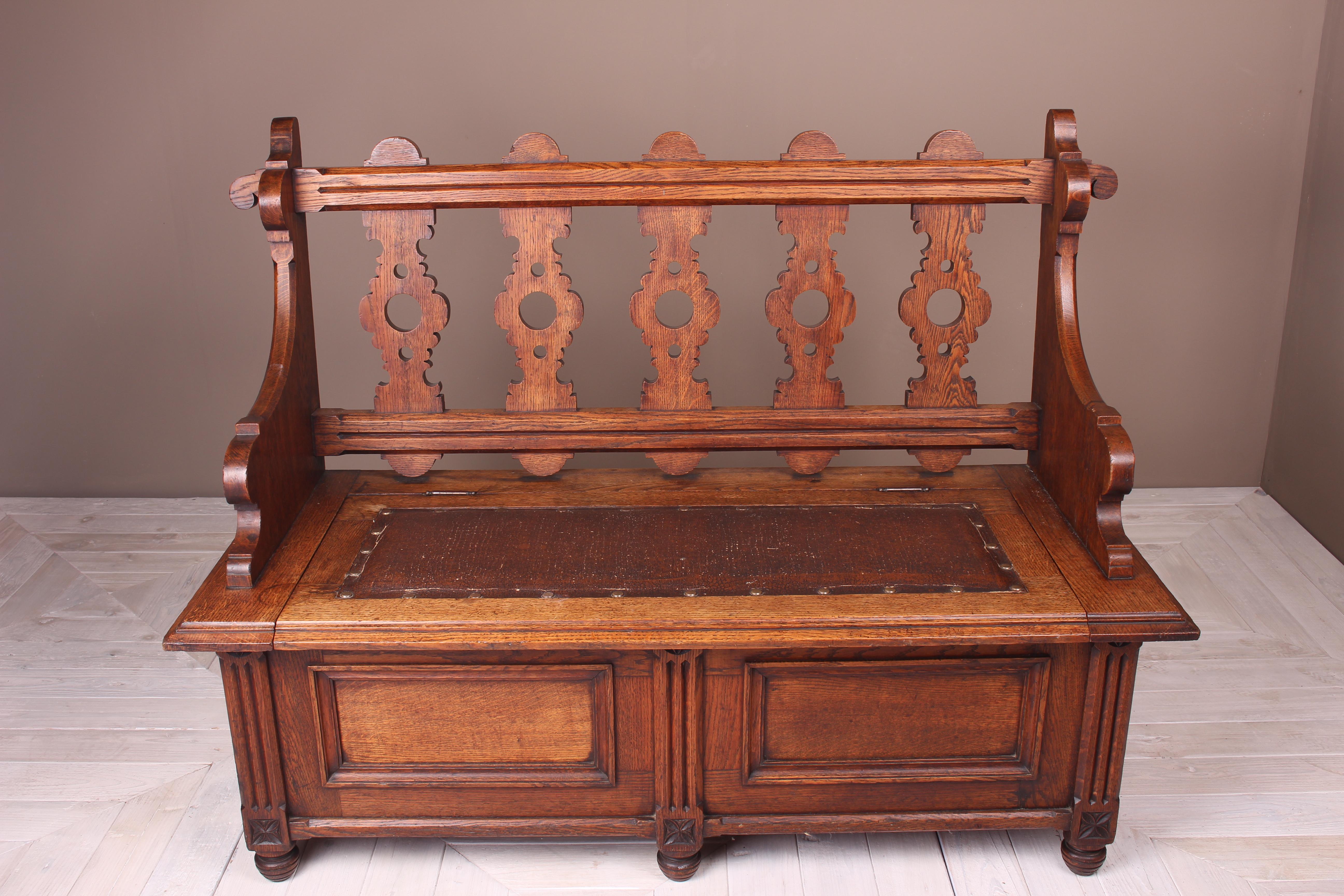 English Arts and Crafts Oak Hall Seat, circa 1880 1