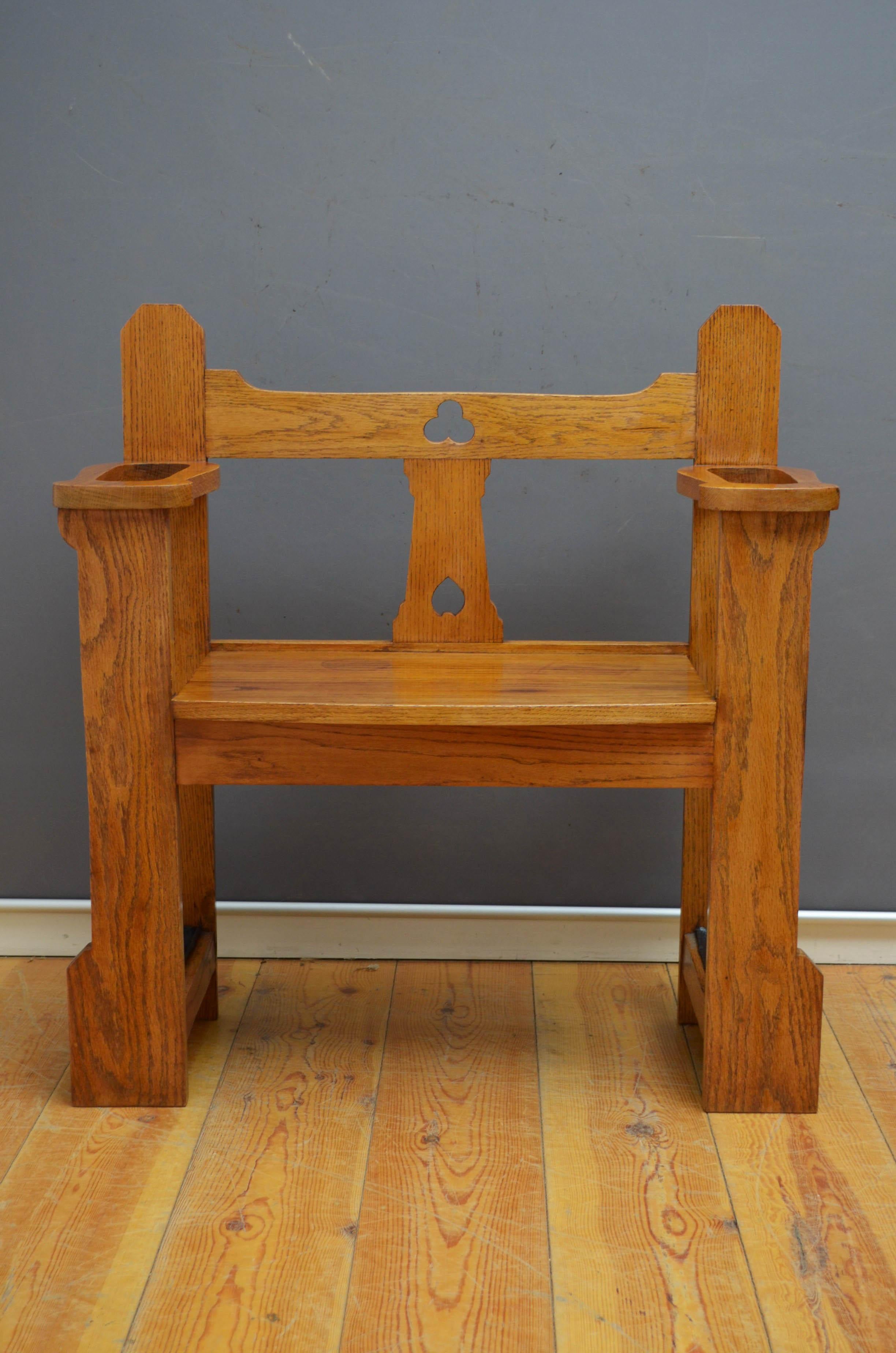 P0225 Sehr attraktive Dielenbank aus Eichenholz im Arts-and-Crafts-Stil, mit geformter Rückenlehne und runder Sitzfläche, erhöht auf vorderen und hinteren Stützen mit Schirmfächern und originalen abnehmbaren Abtropfschalen darunter. Die Bank ist