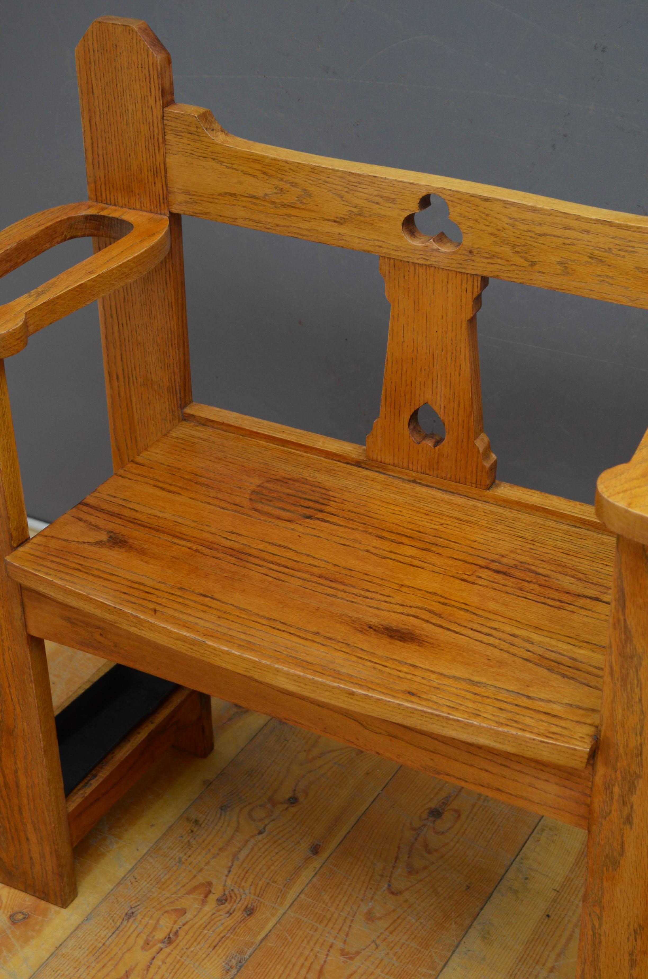 English Arts And Crafts Oak Hall Seat Of Narrow Proportions Bench im Zustand „Gut“ im Angebot in High Peak, GB