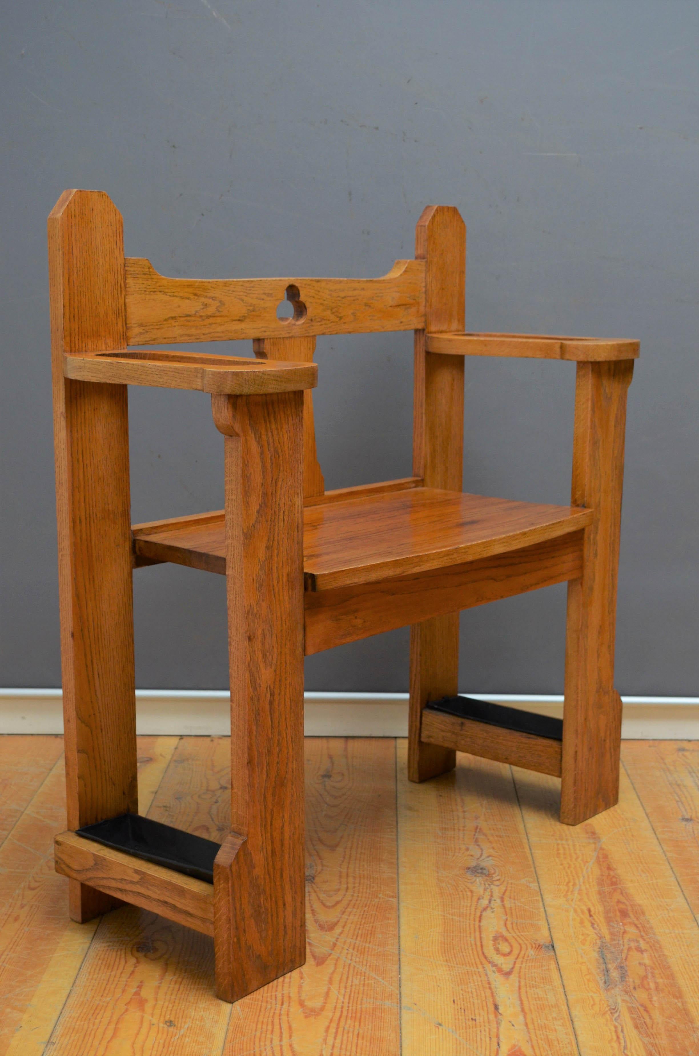 English Arts And Crafts Oak Hall Seat Of Narrow Proportions Bench (Eichenholz) im Angebot