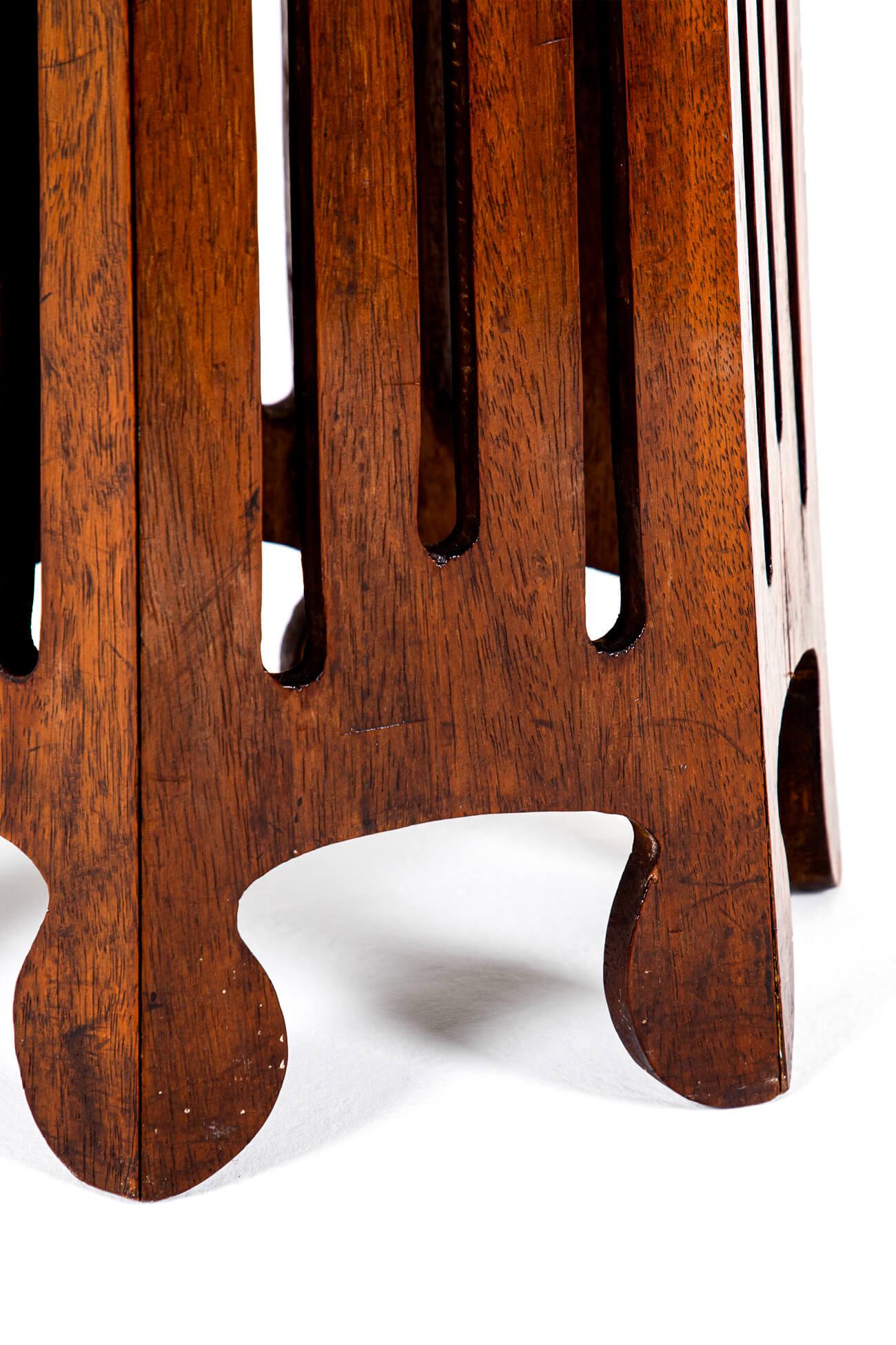 Table d'appoint anglaise Arts and Crafts attribuée à Liberty & Co. Londres en vente 3