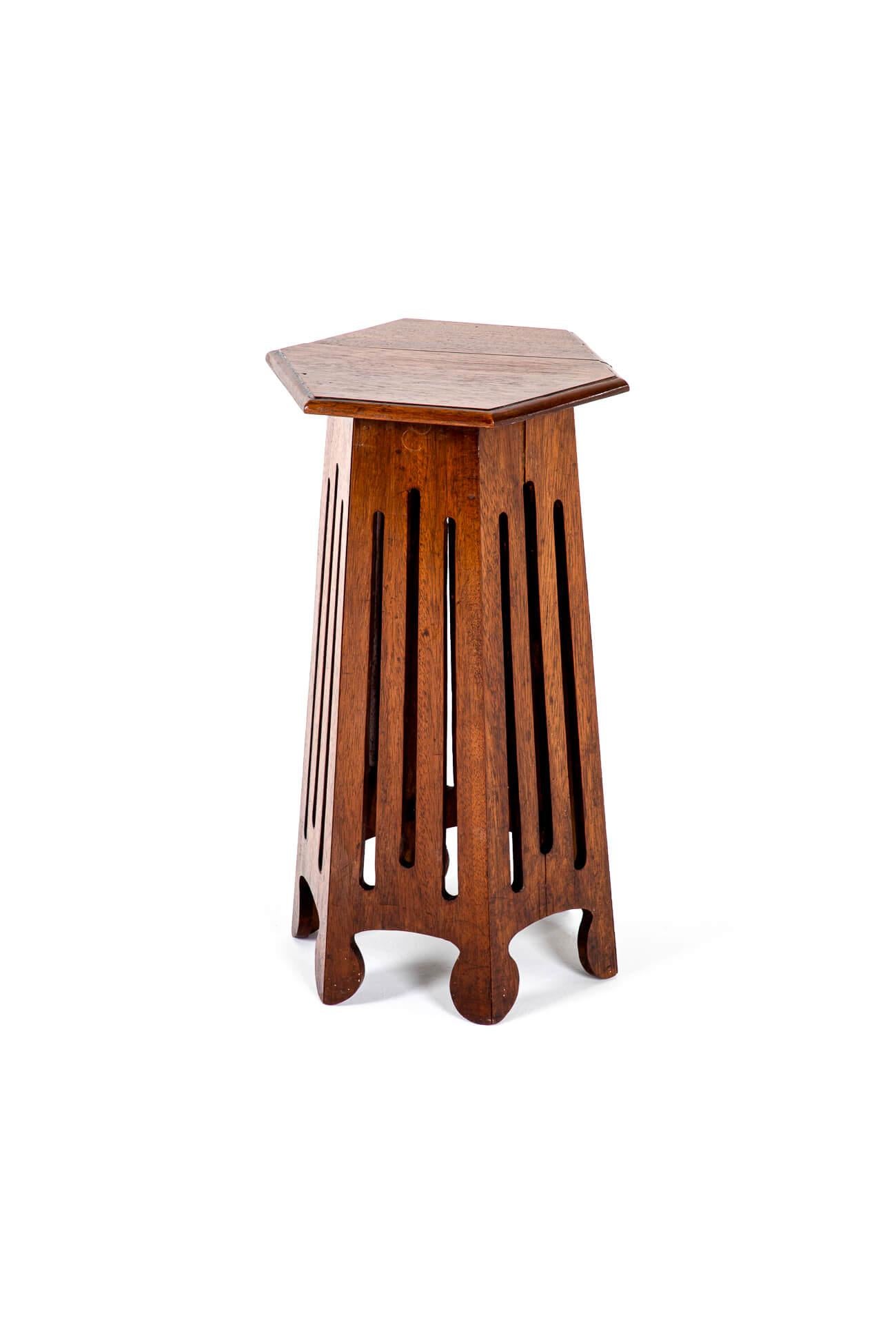 Table d'appoint ou lampe hexagonale en chêne de style Arts and Crafts.

Le plateau présente un bord mouluré sous un arrangement à six côtés de supports symétriques et se termine par six pieds de forme ovale.

Une sublime pièce de design réalisée par