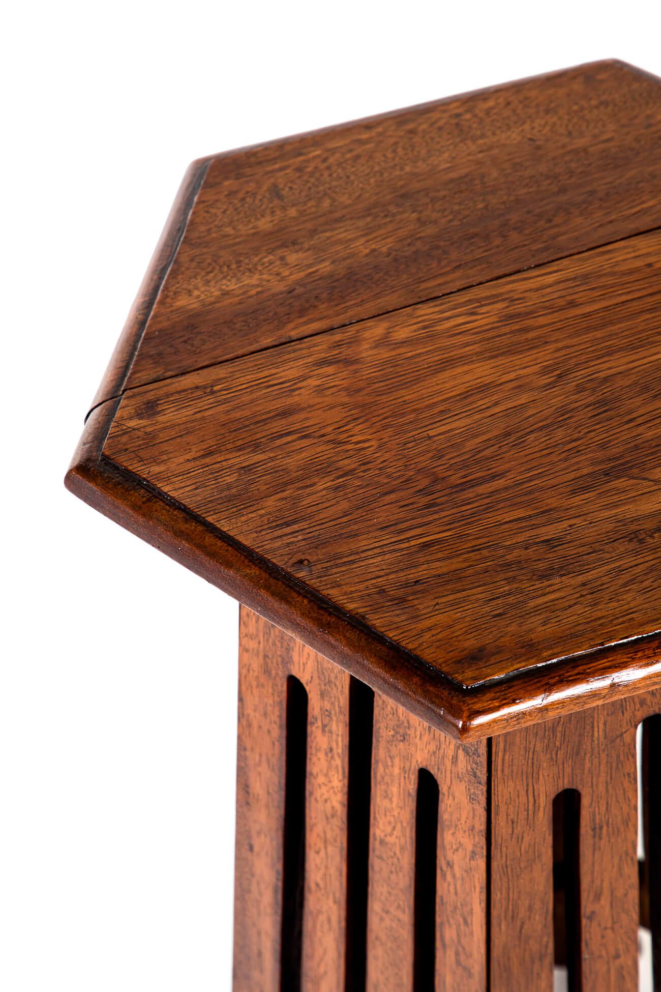 Chêne Table d'appoint anglaise Arts and Crafts attribuée à Liberty & Co. Londres en vente