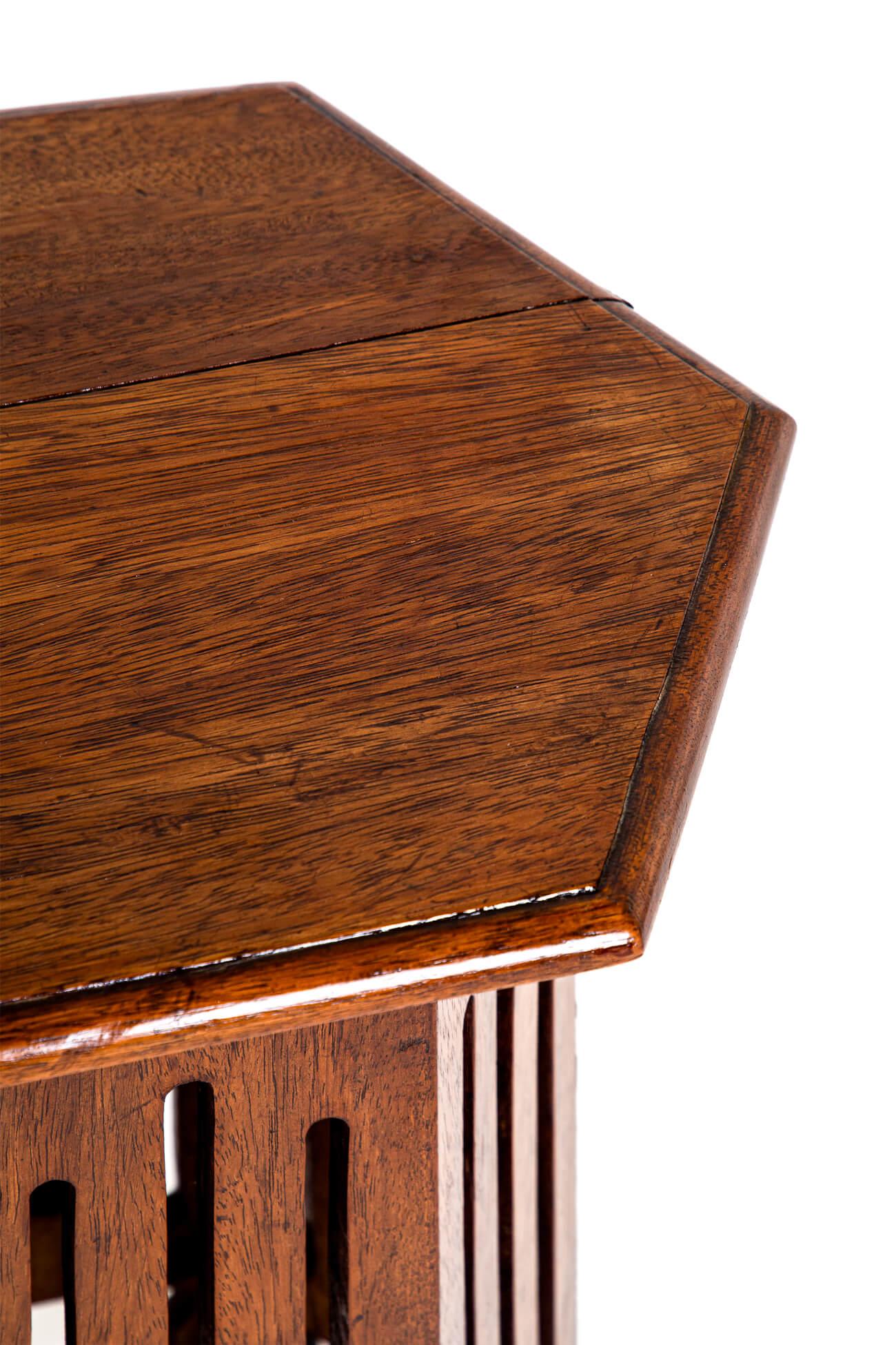 Table d'appoint anglaise Arts and Crafts attribuée à Liberty & Co. Londres en vente 1