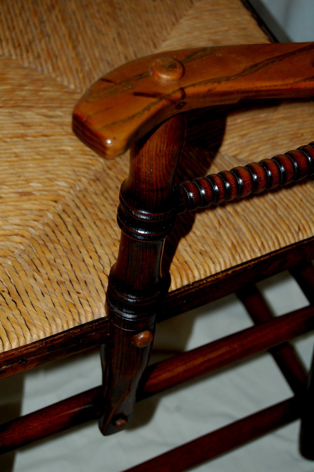 Englisch Arts and Craft Zeitraum Spindel zurück Binsen sitzend  Ulme Sessel im Zustand „Gut“ im Angebot in Wells, ME