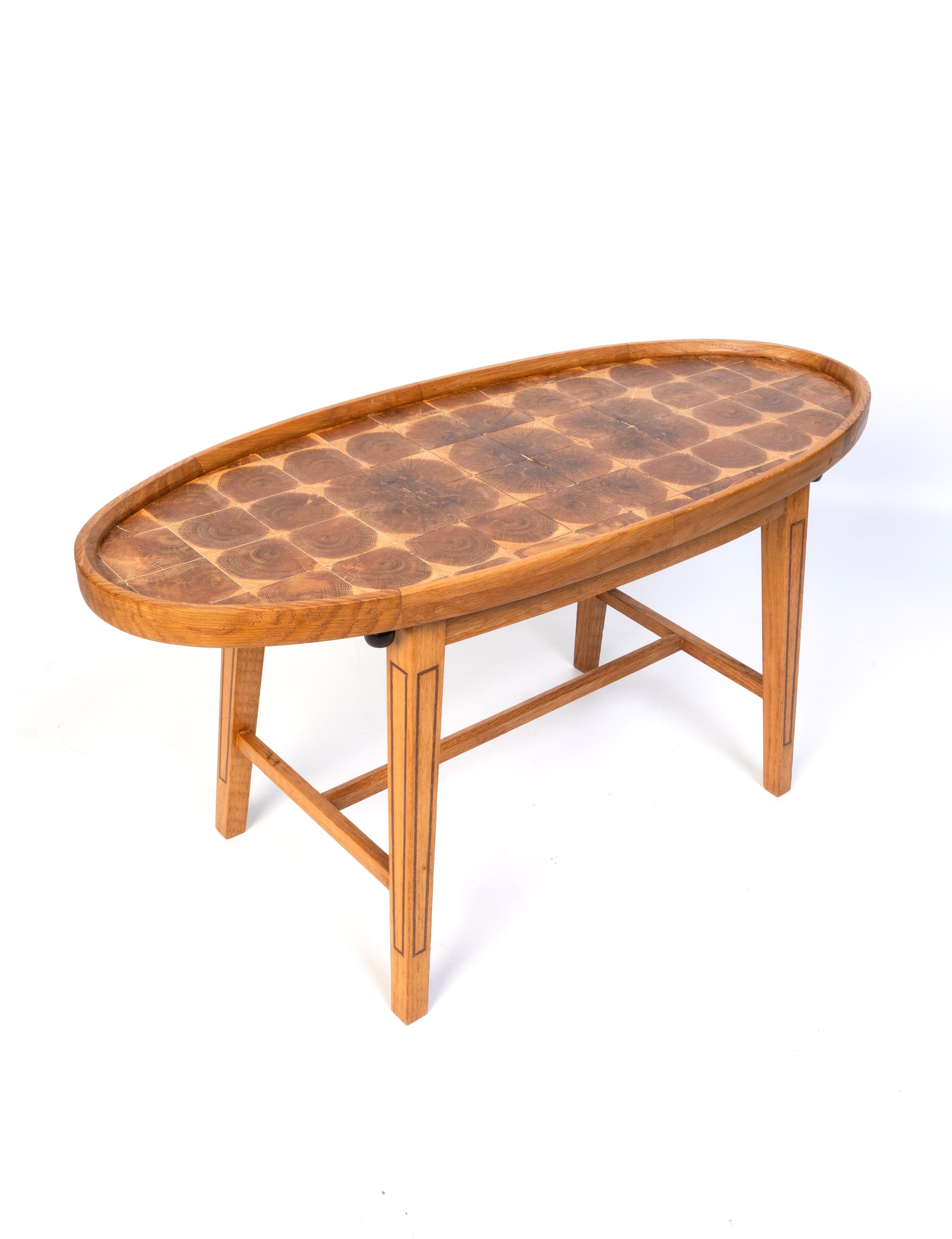 Tavolino da divano in Oak inglese Arts and Crafts

Un superbo esempio di tavolo inglese Arts & Crafts costruito in rovere massiccio con dettagli a intarsio e piano impiallacciato in rovere.

Presentato in condizioni eccellenti, commisurate