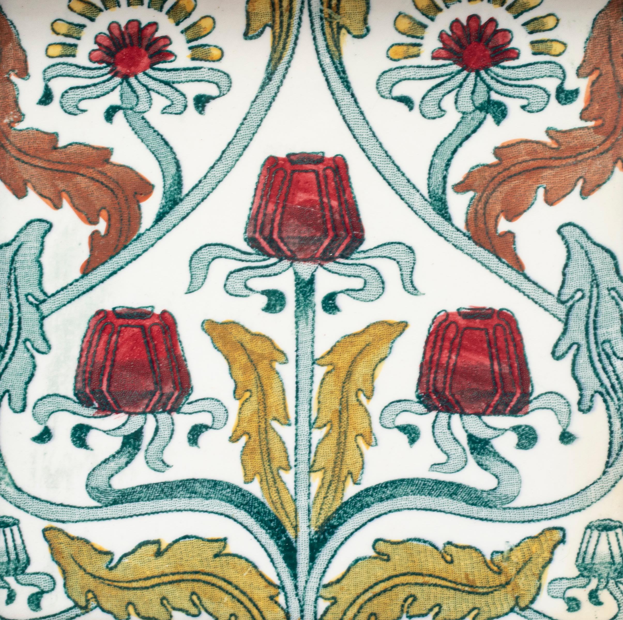 Carreau de poterie Arts et Métiers anglais, fin XIXe-début XXe siècle, présentant un motif floral polychrome Art nouveau / Mouvement esthétique, dans un cadre en chêne. Carreau : 5.75