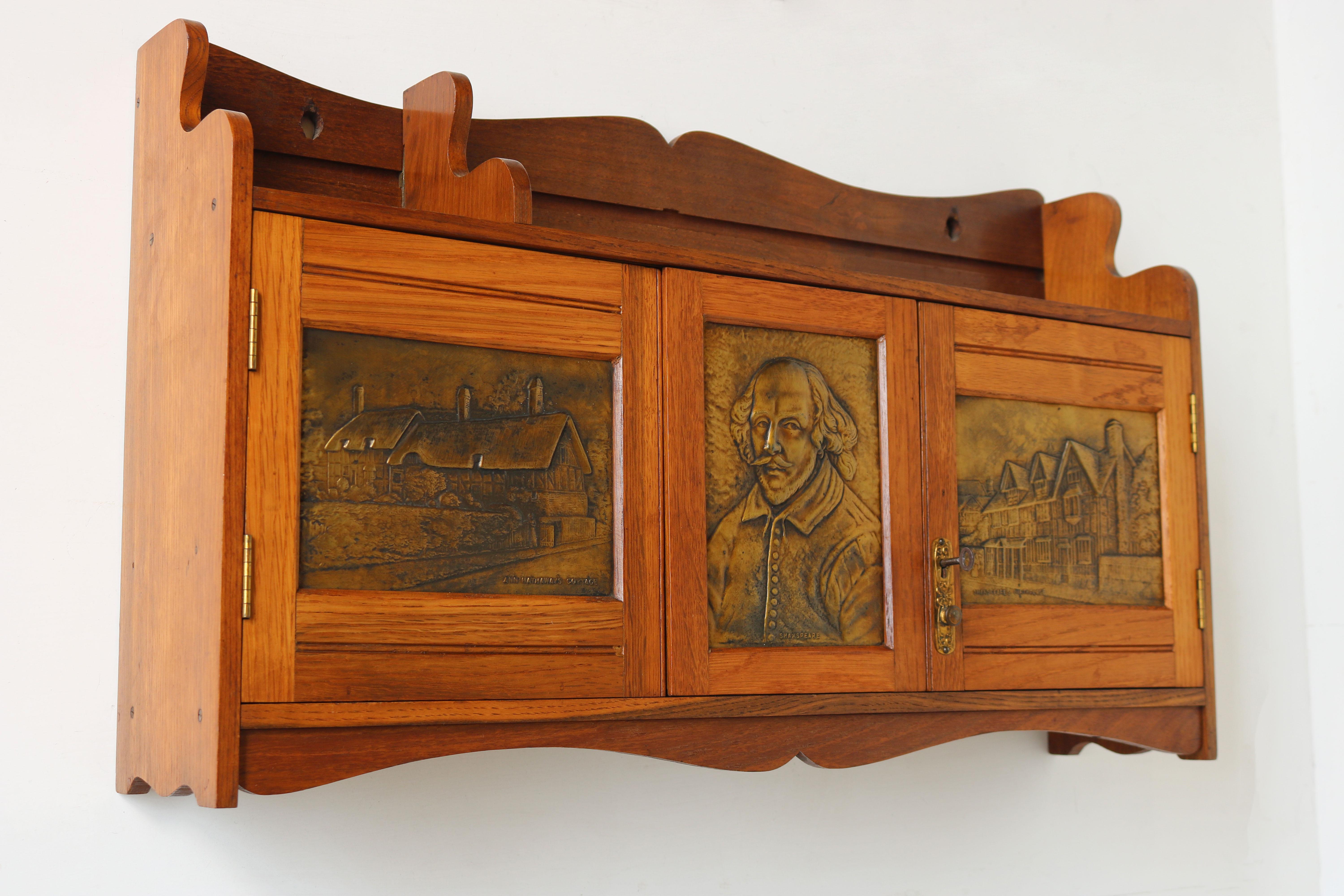 Inglese Armadio a muro inglese Arts and Crafts Brass Oak Shakespeare 1910 Tabacco / Pipe in vendita