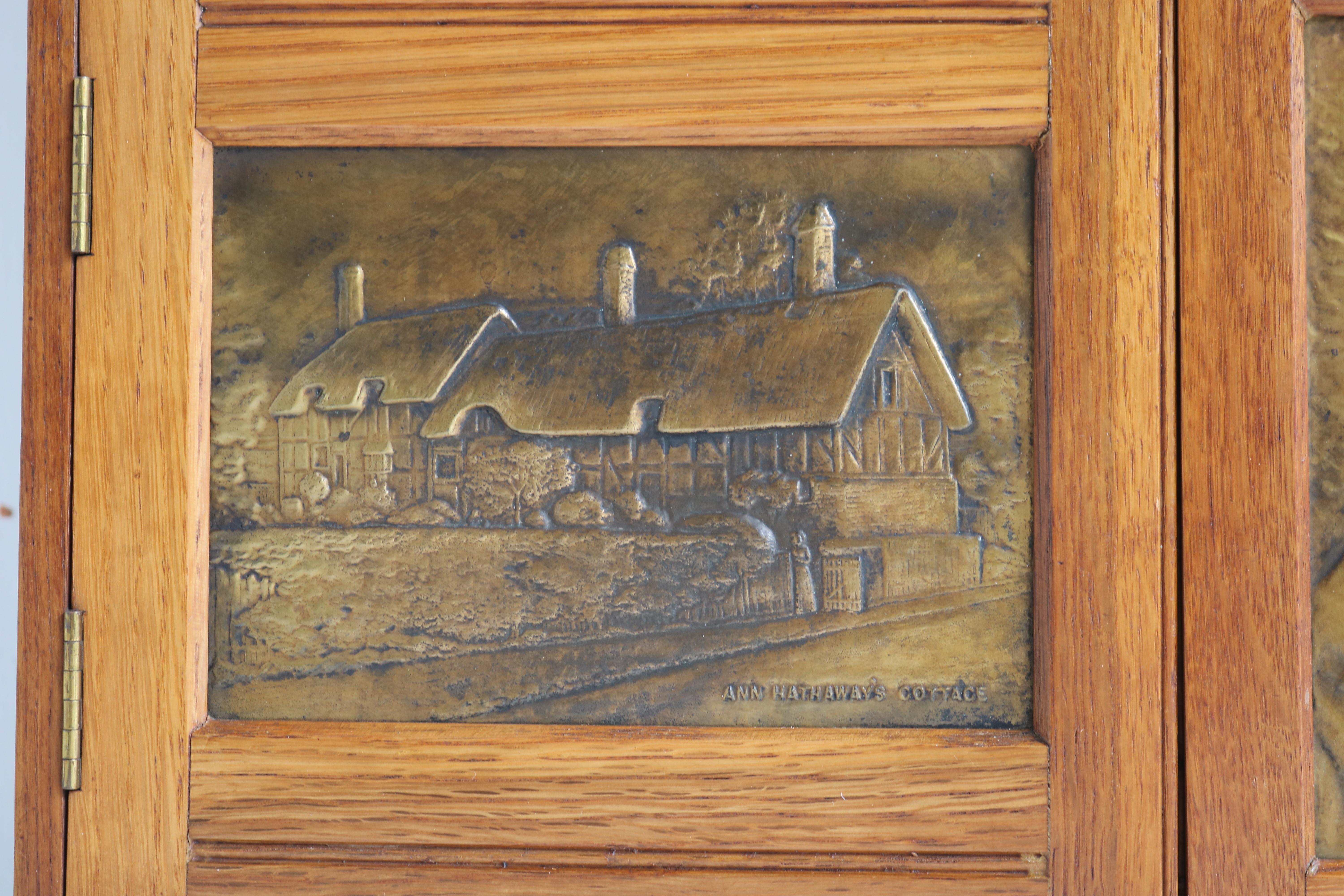 Inizio XX secolo Armadio a muro inglese Arts and Crafts Brass Oak Shakespeare 1910 Tabacco / Pipe in vendita