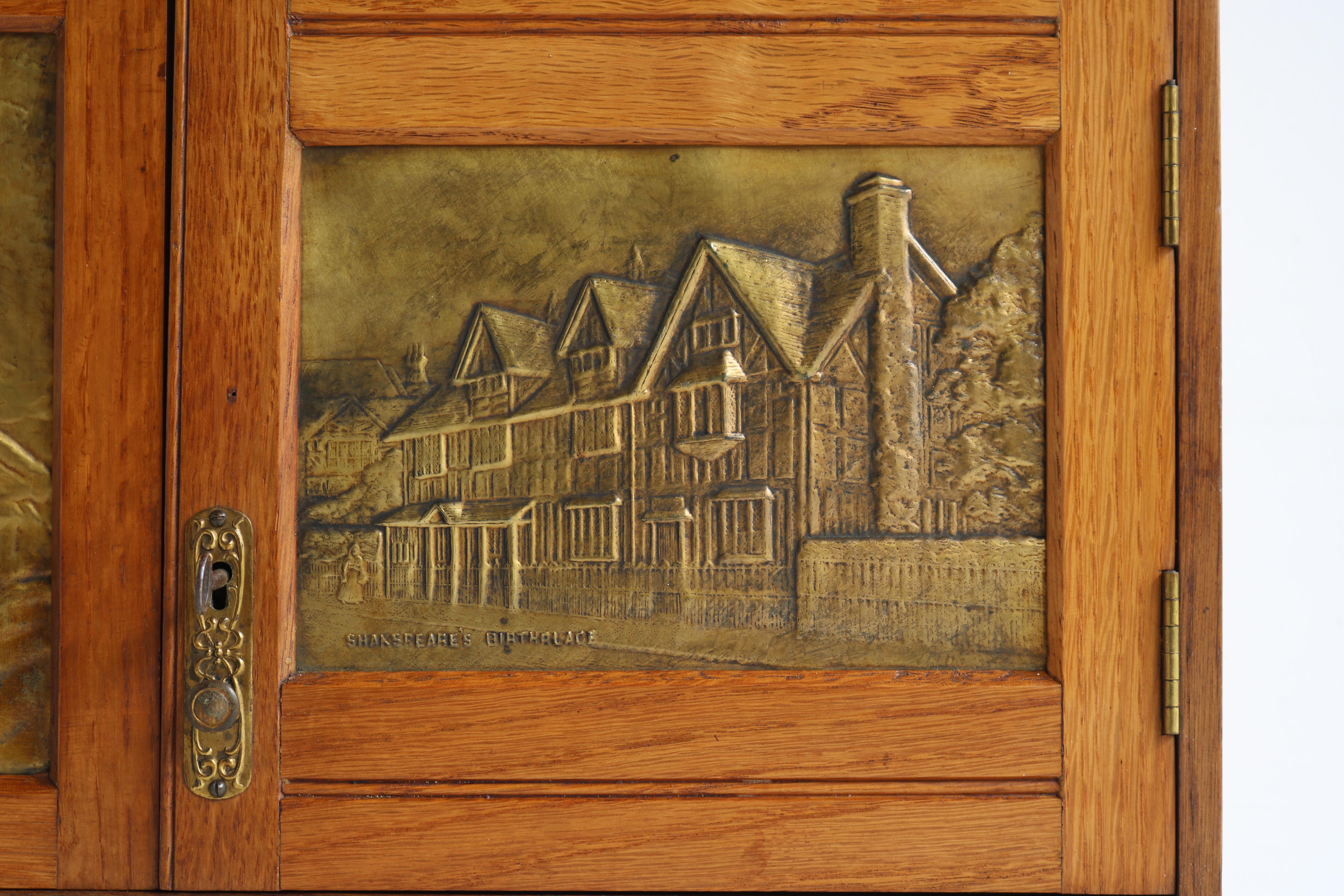 Armadio a muro inglese Arts and Crafts Brass Oak Shakespeare 1910 Tabacco / Pipe in vendita 1